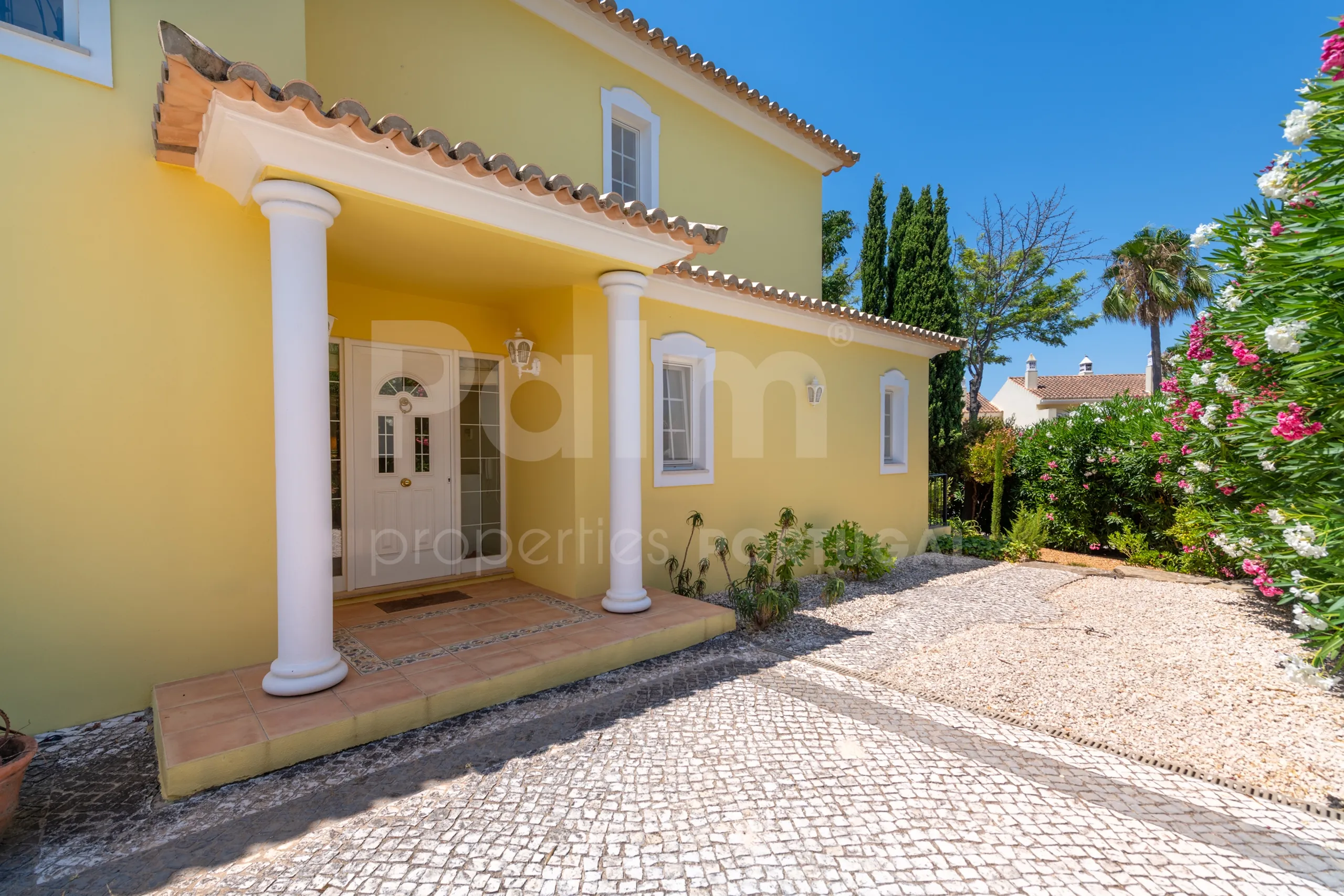Contemporary 4-Bedroom Villa with Pool and Scenic Views in Lagoa, Portugal - View image 36 of 55