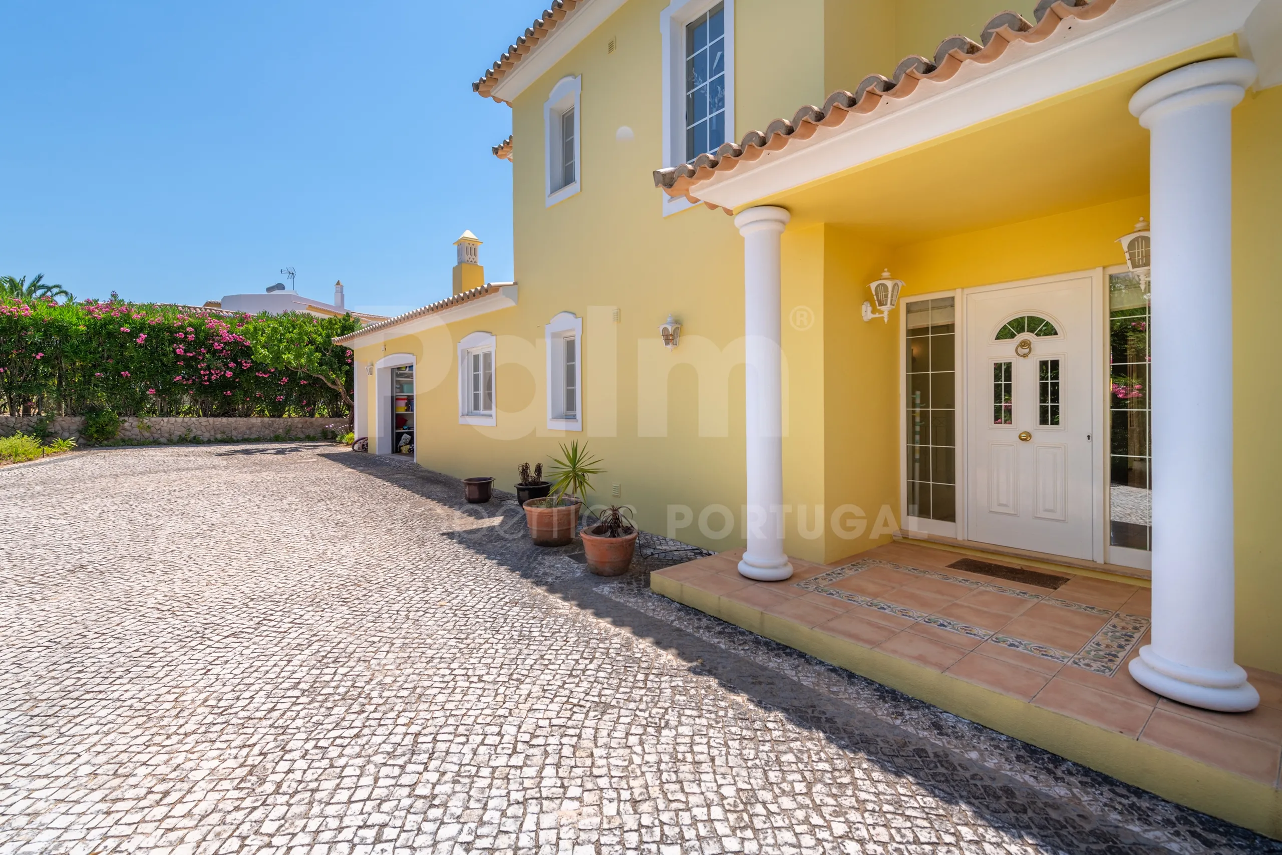 Contemporary 4-Bedroom Villa with Pool and Scenic Views in Lagoa, Portugal - View image 37 of 55