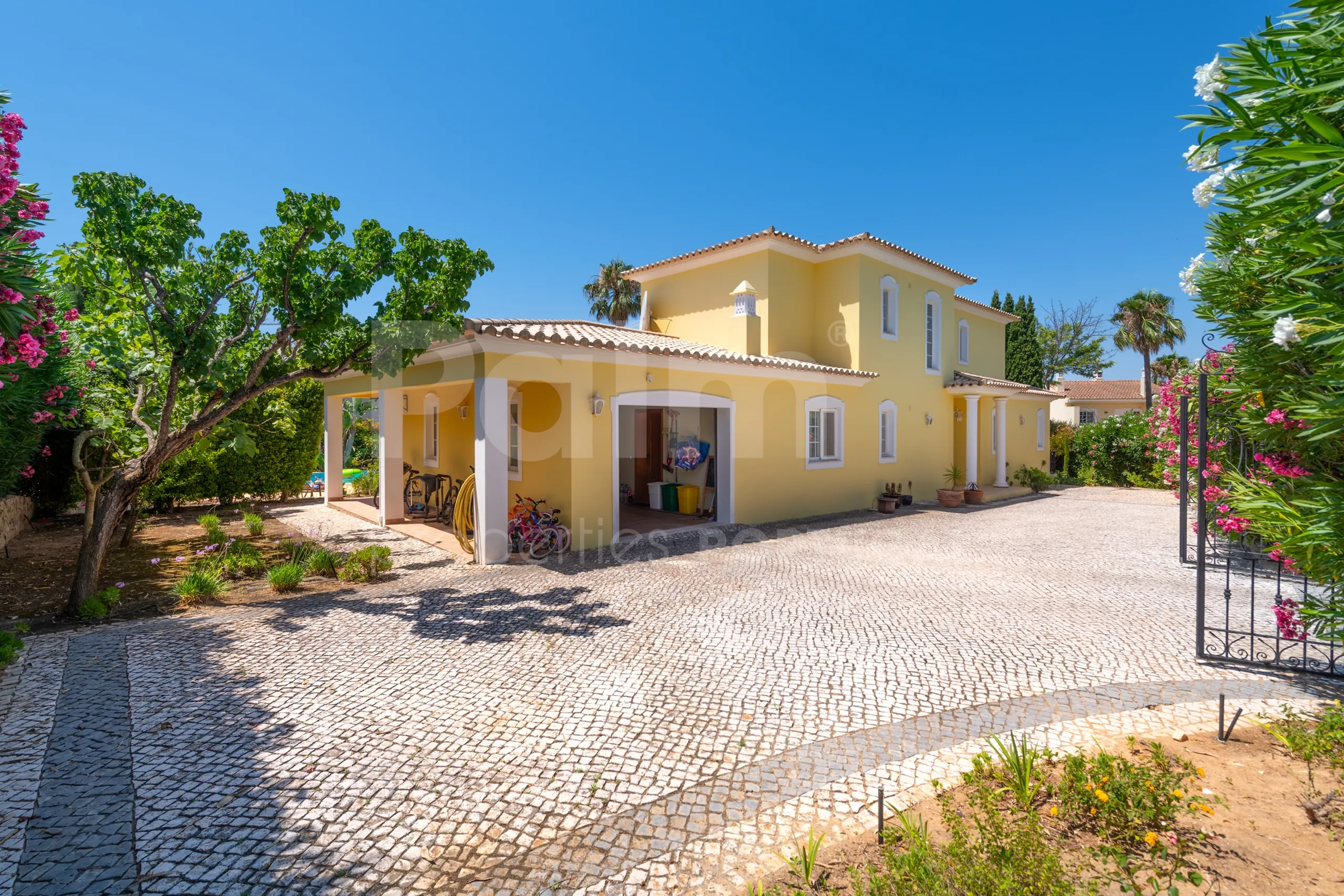 Contemporary 4-Bedroom Villa with Pool and Scenic Views in Lagoa, Portugal - View image 38 of 55