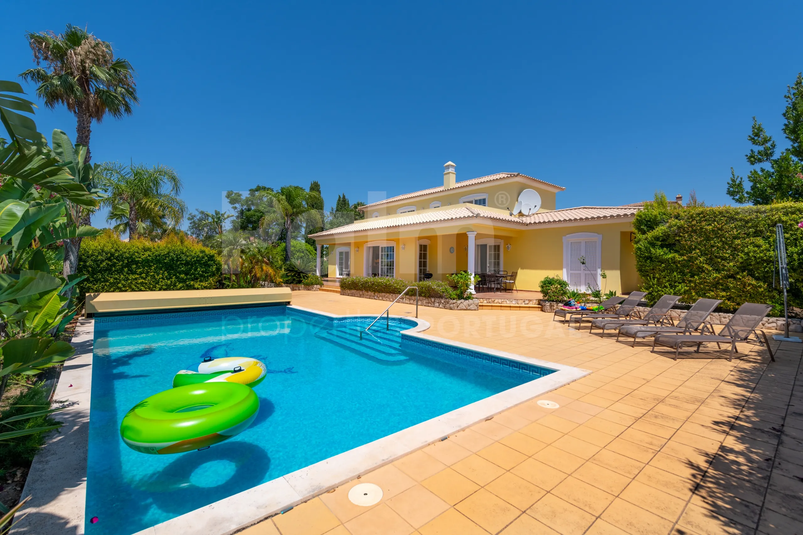 Contemporary 4-Bedroom Villa with Pool and Scenic Views in Lagoa, Portugal - View image 40 of 55