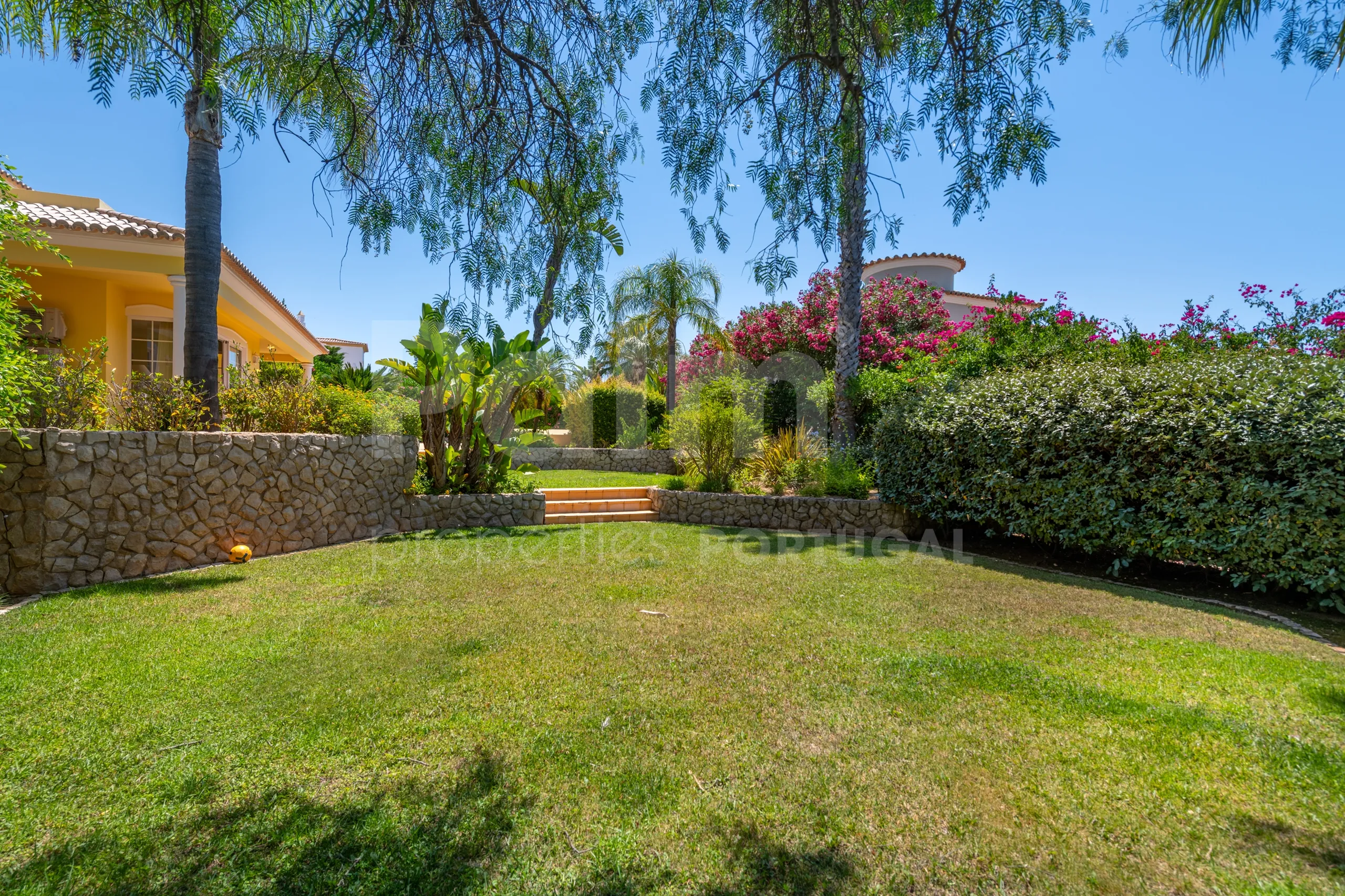 Contemporary 4-Bedroom Villa with Pool and Scenic Views in Lagoa, Portugal - View image 49 of 55