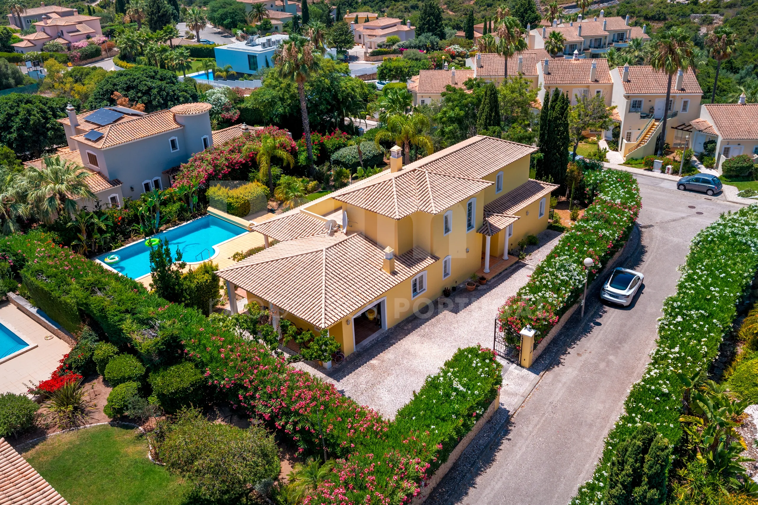 Contemporary 4-Bedroom Villa with Pool and Scenic Views in Lagoa, Portugal - View image 53 of 55