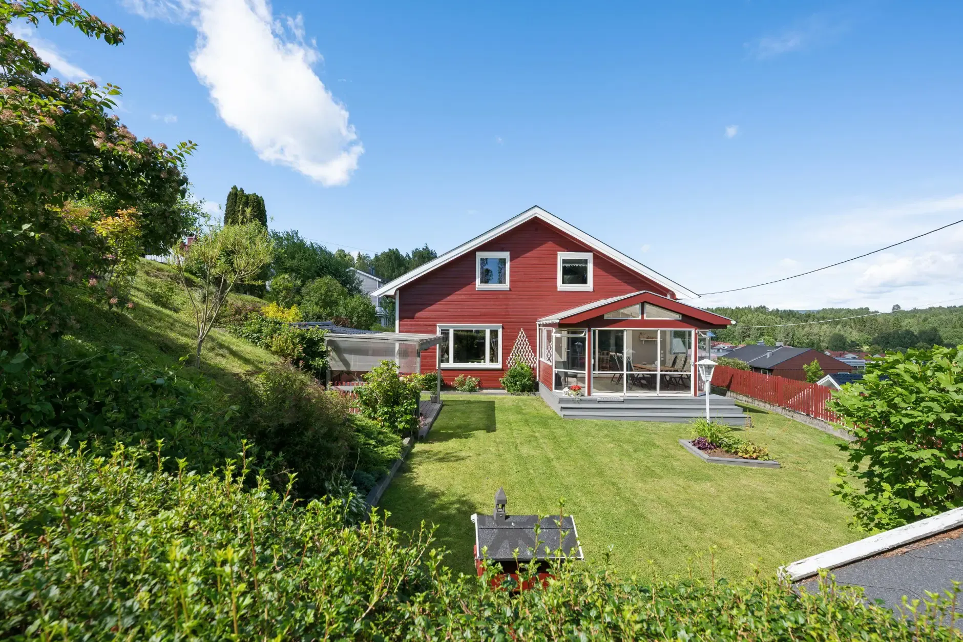 Hus fra 1920’erne i Hønefoss med have, terrasse og parkeringsplads i kælderen - Image 1