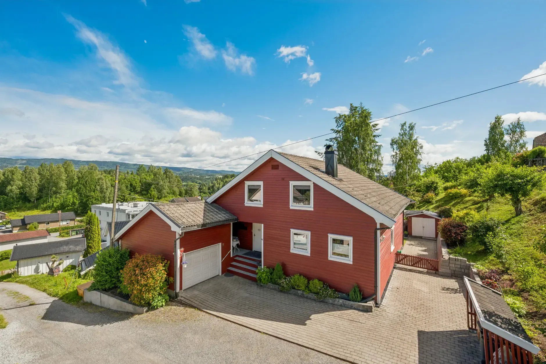 Hus fra 1920’erne i Hønefoss med have, terrasse og parkeringsplads i kælderen - Image 2