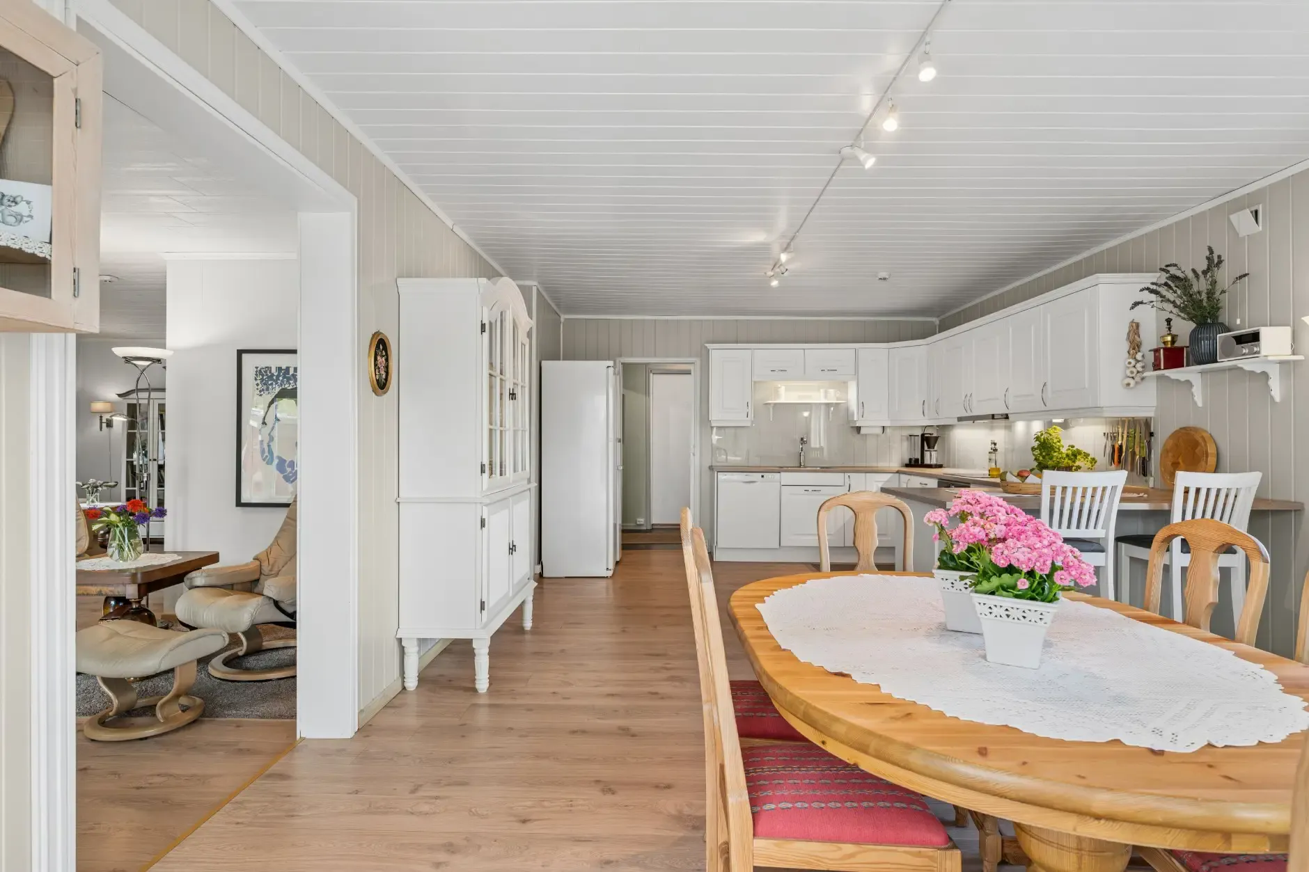 Hus fra 1920’erne i Hønefoss med have, terrasse og parkeringsplads i kælderen - Vis billede 6 af 37