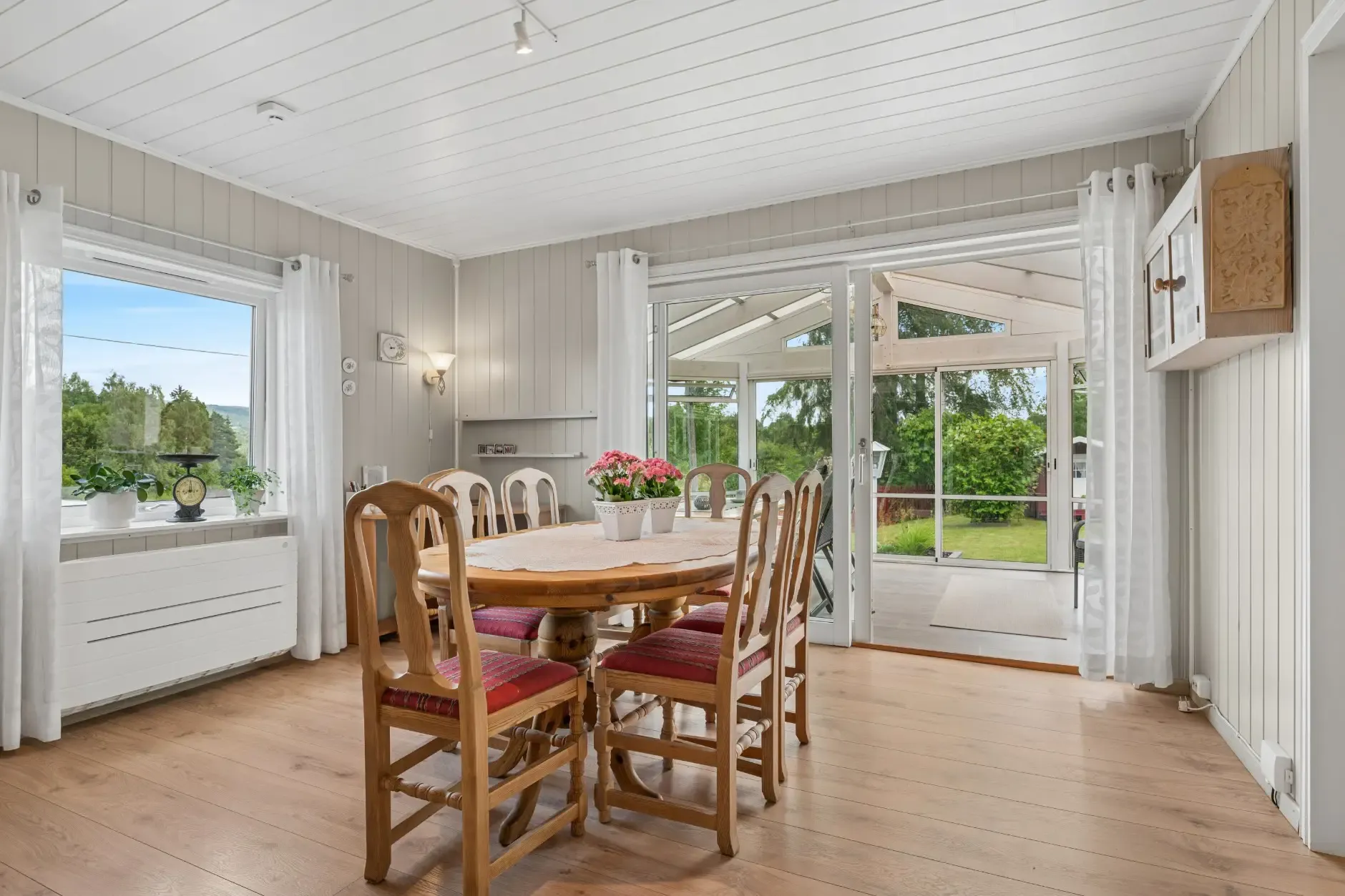 Hus fra 1920’erne i Hønefoss med have, terrasse og parkeringsplads i kælderen - Vis billede 7 af 37
