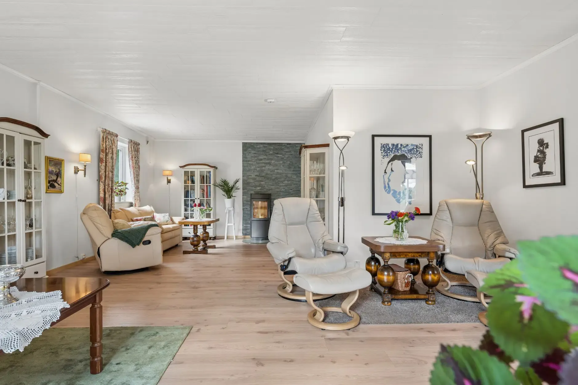 Hus fra 1920’erne i Hønefoss med have, terrasse og parkeringsplads i kælderen - Vis billede 11 af 37