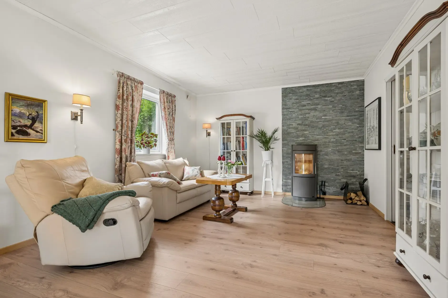 Hus fra 1920’erne i Hønefoss med have, terrasse og parkeringsplads i kælderen - Vis billede 12 af 37