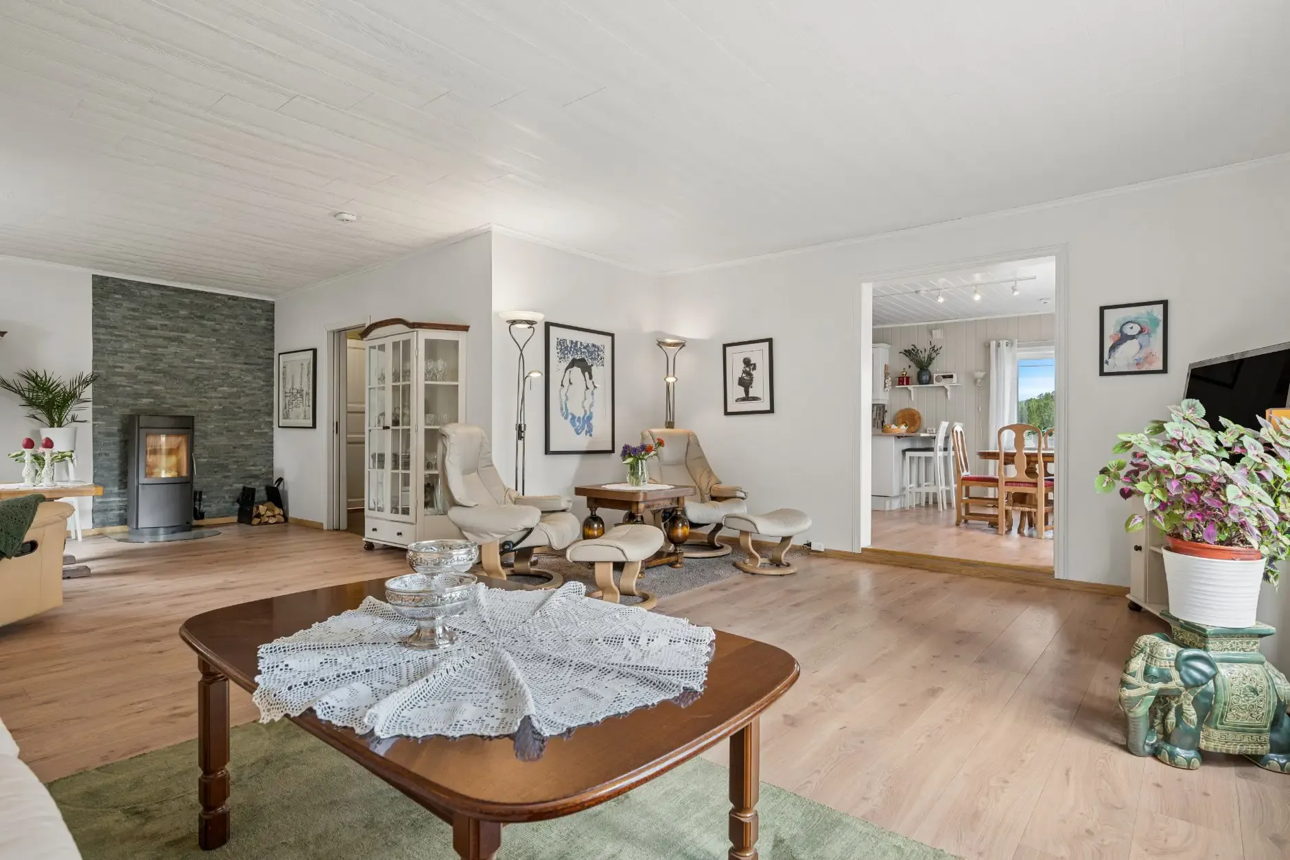 Hus fra 1920’erne i Hønefoss med have, terrasse og parkeringsplads i kælderen - Vis billede 16 af 37