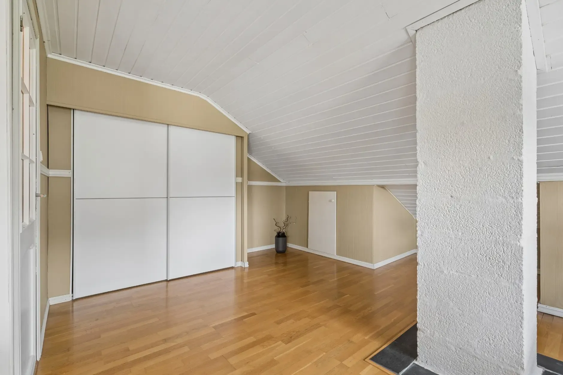 Hus fra 1920’erne i Hønefoss med have, terrasse og parkeringsplads i kælderen - Vis billede 27 af 37