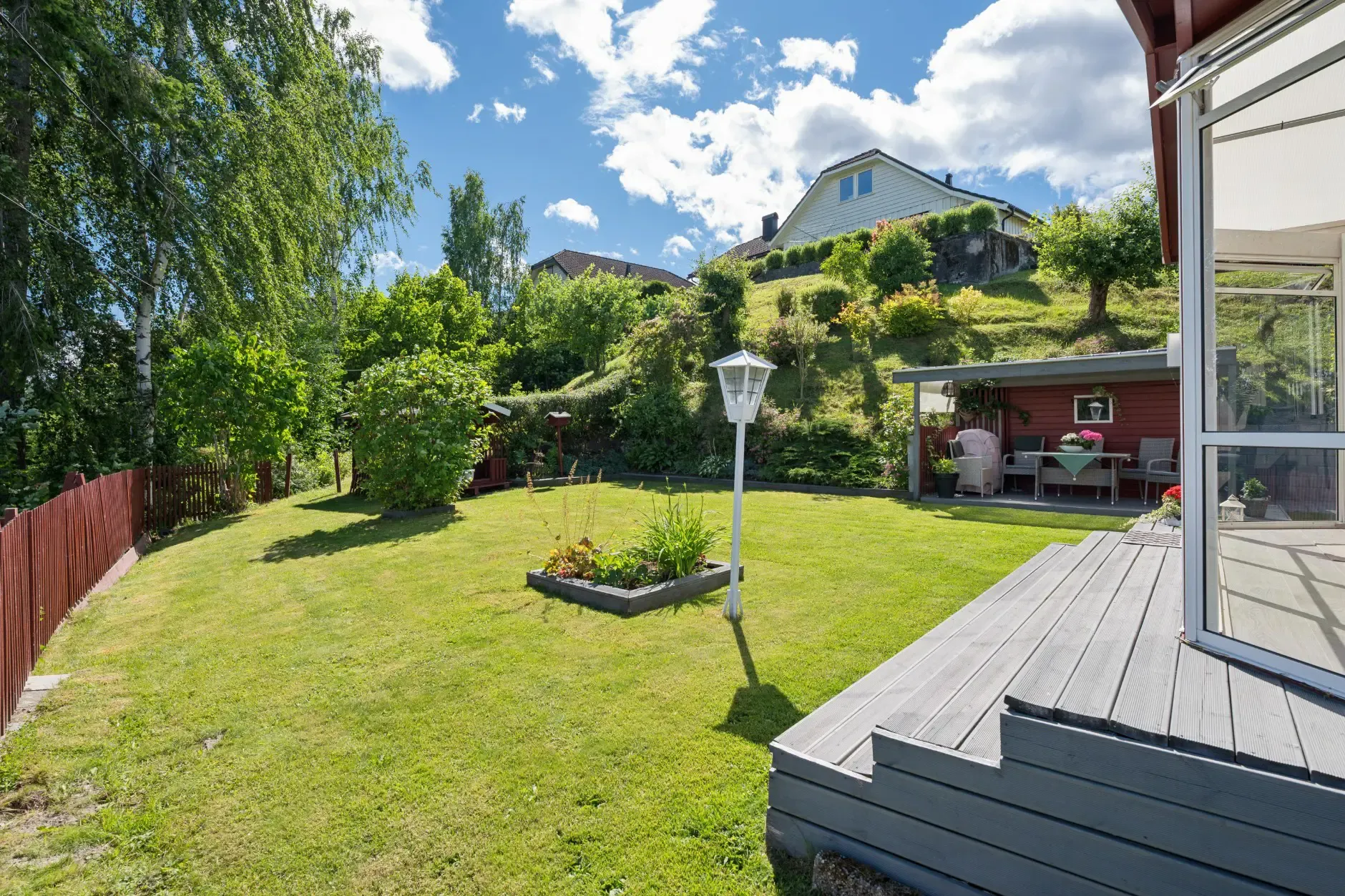 Hus fra 1920’erne i Hønefoss med have, terrasse og parkeringsplads i kælderen - Vis billede 30 af 37