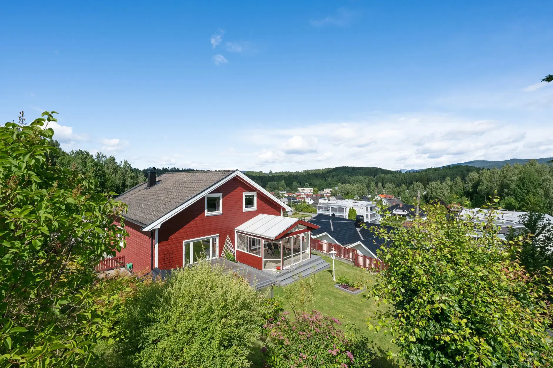 Hus fra 1920’erne i Hønefoss med have, terrasse og parkeringsplads i kælderen - Vis billede 34 af 37