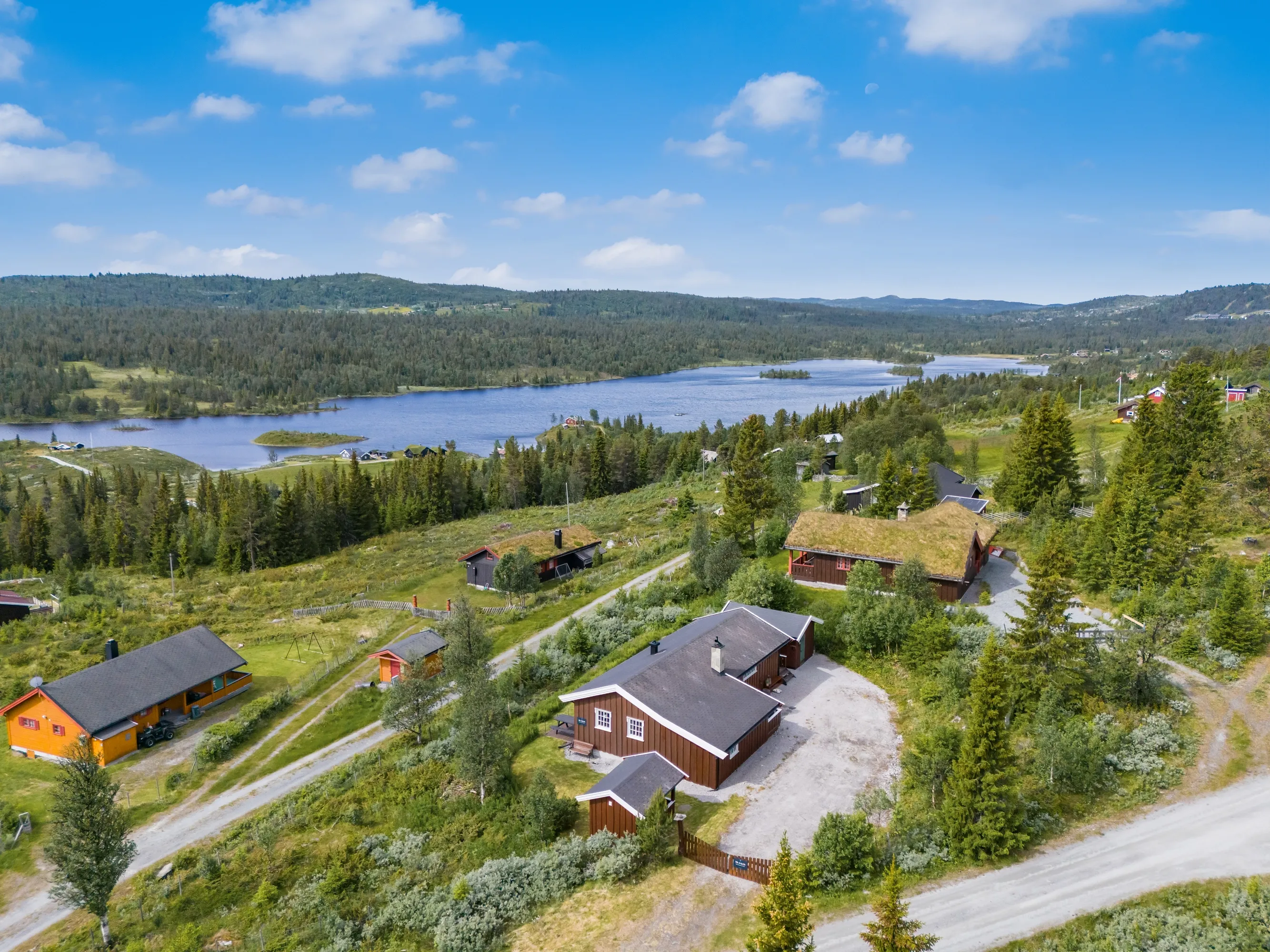 Norskt lanthus från 1990-talet med trädgård och terrass i Myking - Image 2