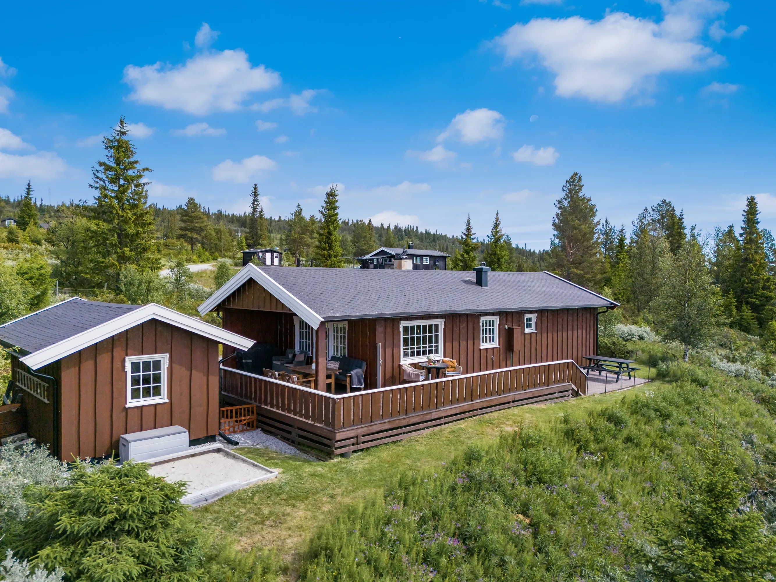 Norskt lanthus från 1990-talet med trädgård och terrass i Myking - Image 1