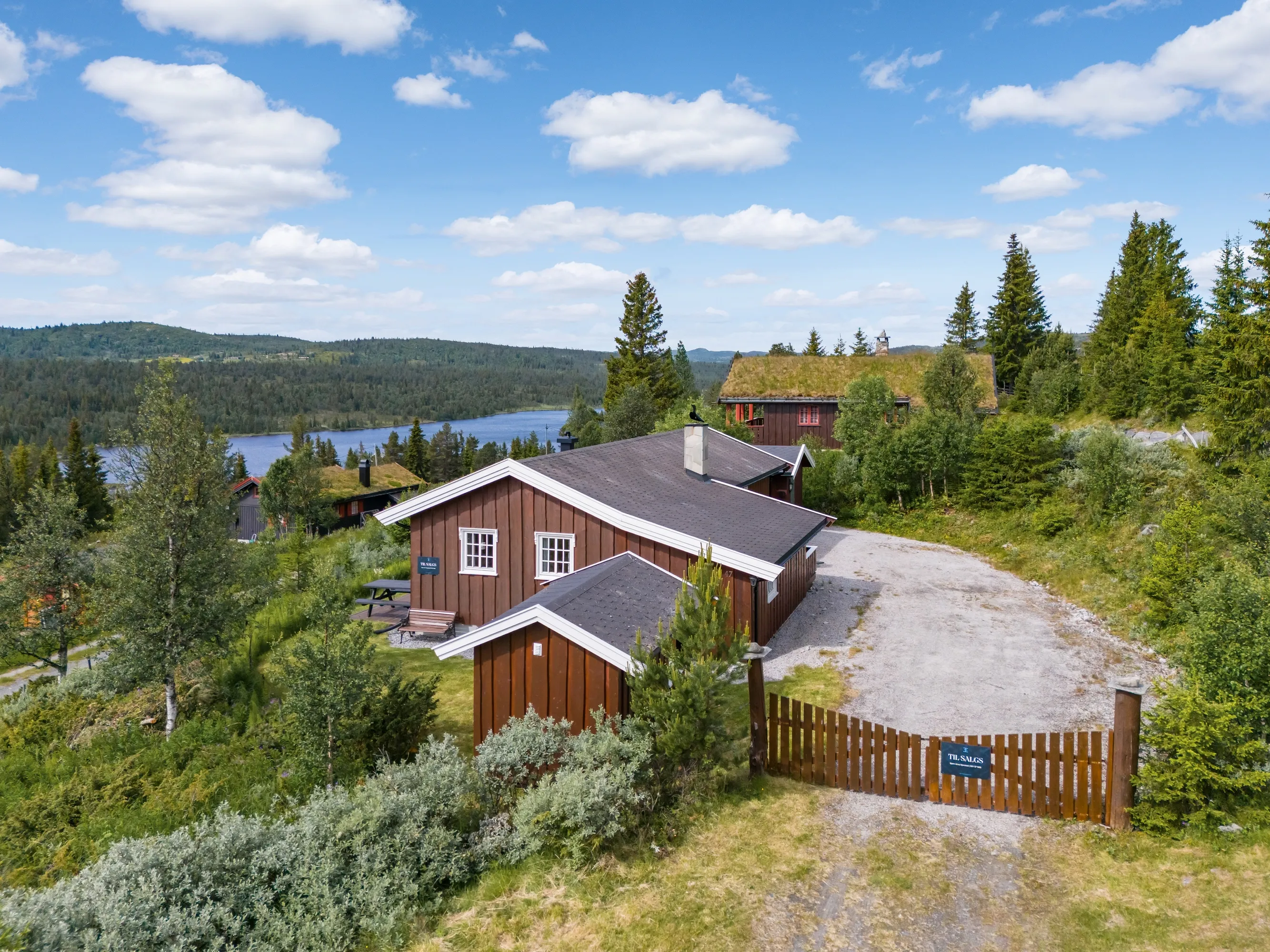 Norskt lanthus från 1990-talet med trädgård och terrass i Myking - Image 3