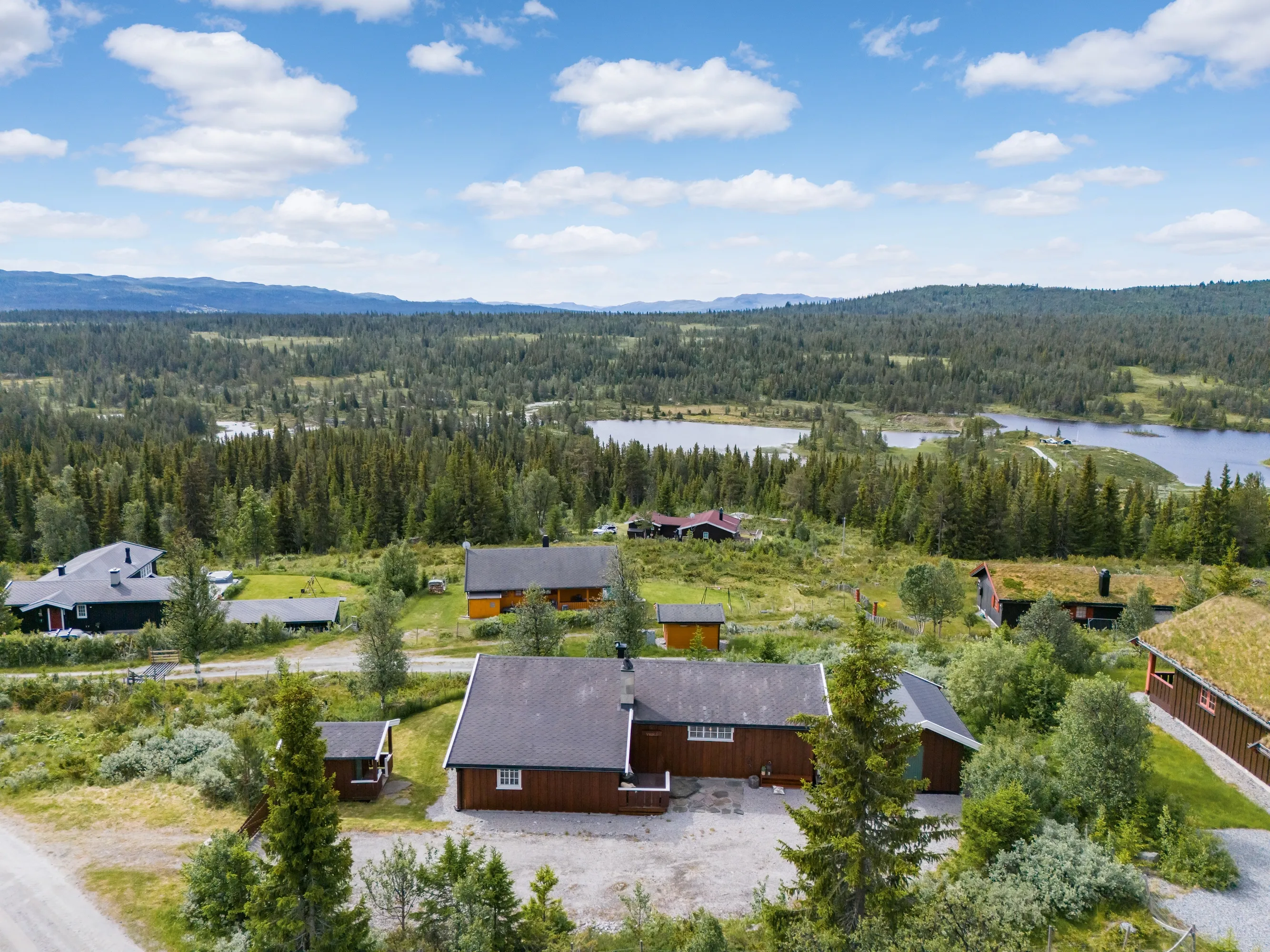 Norskt lanthus från 1990-talet med trädgård och terrass i Myking - Visa bild 8 av 48