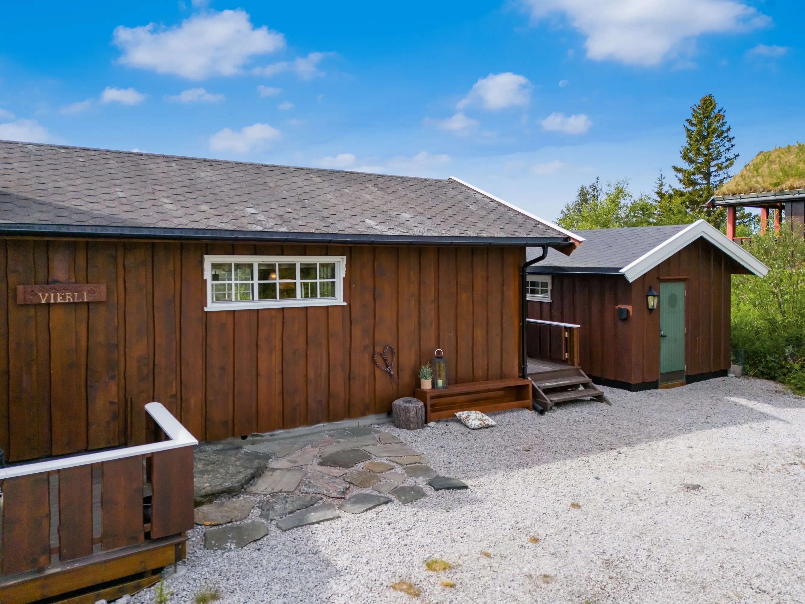 Norskt lanthus från 1990-talet med trädgård och terrass i Myking - Visa bild 12 av 48