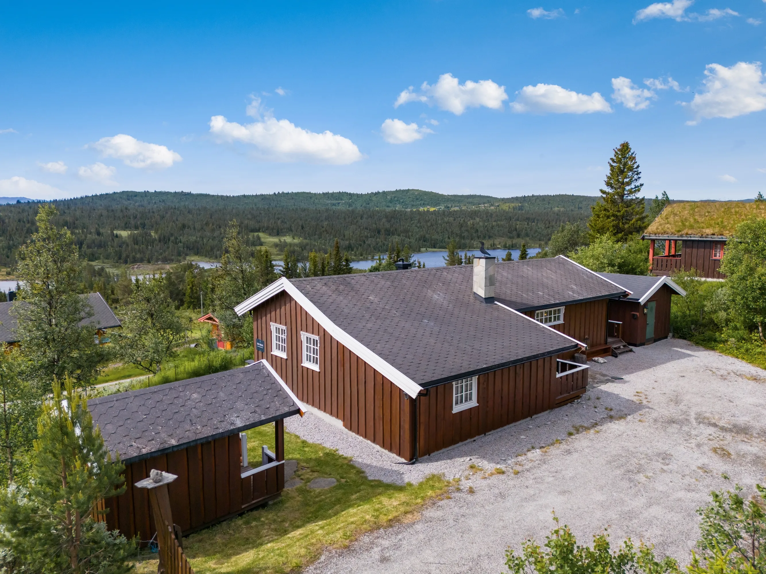 Norskt lanthus från 1990-talet med trädgård och terrass i Myking - Visa bild 13 av 48