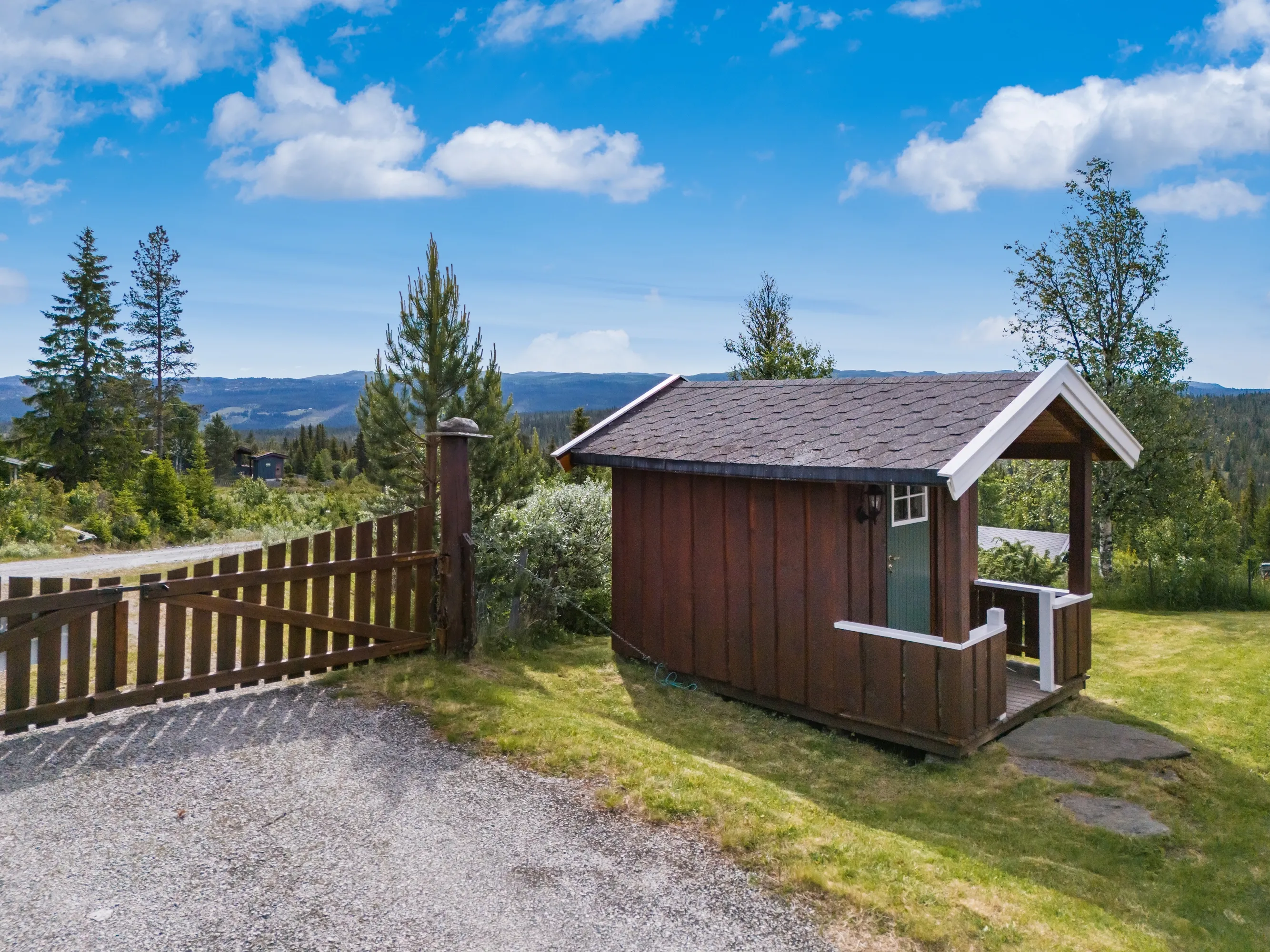 Norskt lanthus från 1990-talet med trädgård och terrass i Myking - Visa bild 42 av 48
