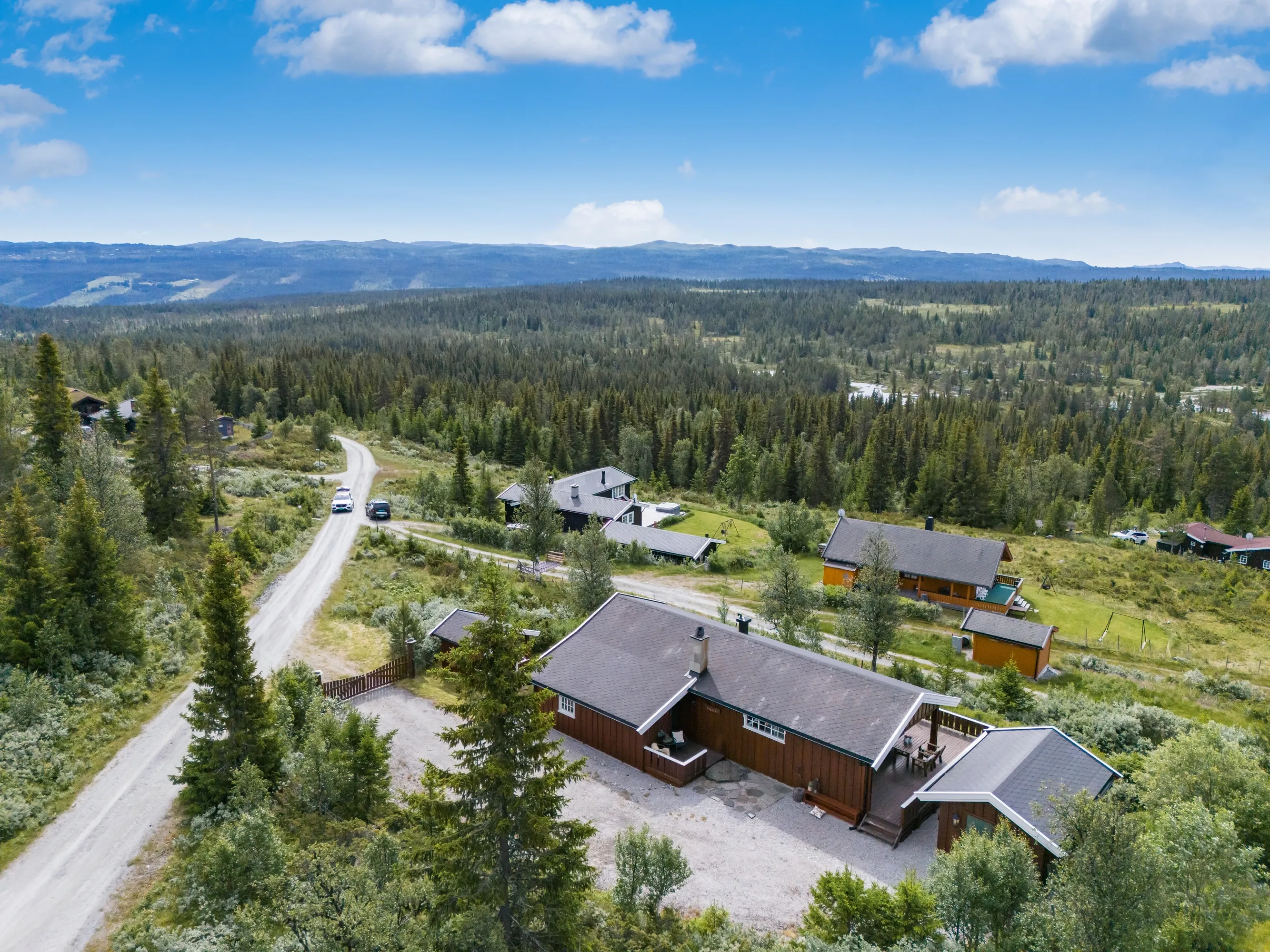 Norskt lanthus från 1990-talet med trädgård och terrass i Myking - Visa bild 45 av 48