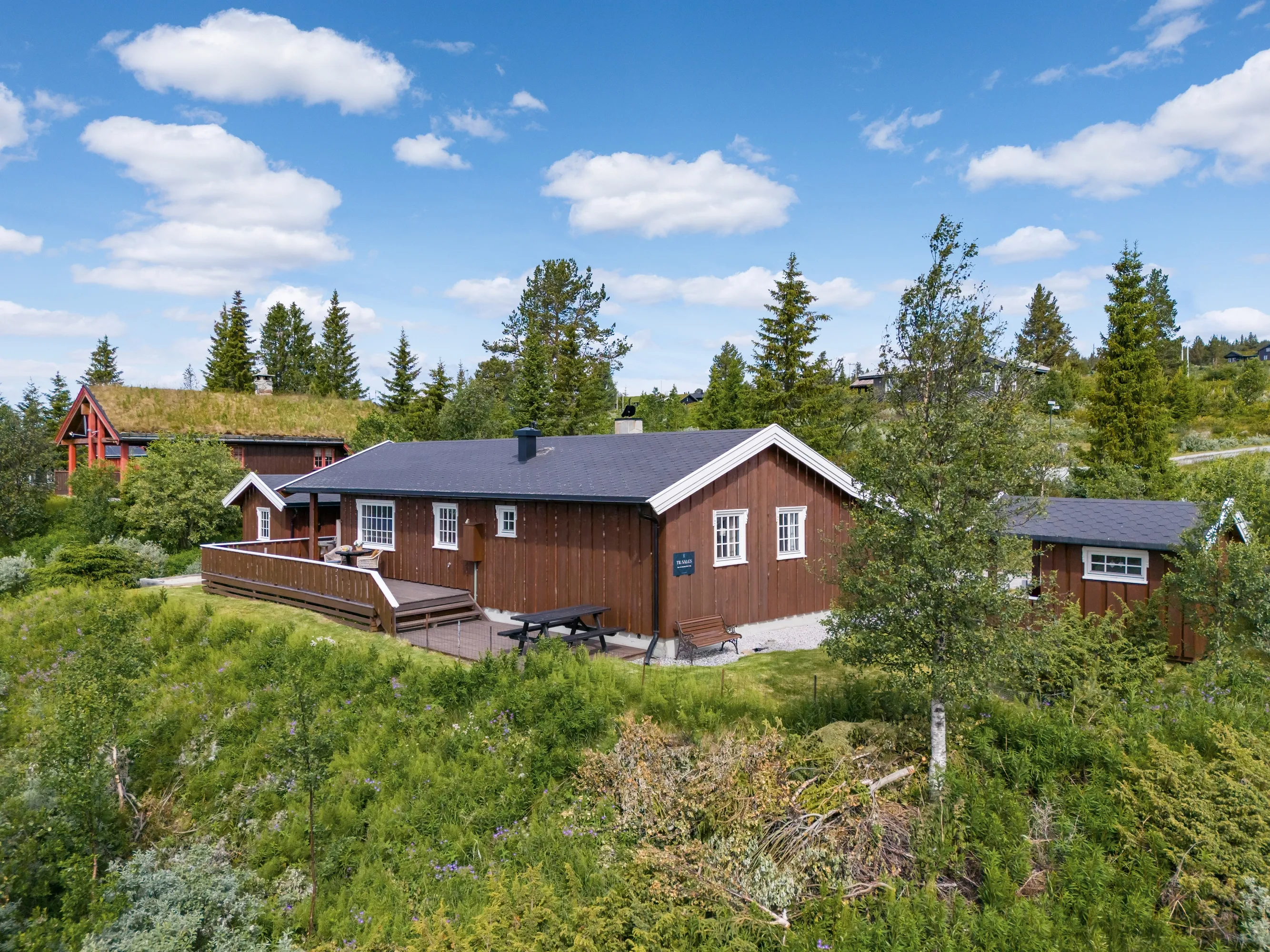 Norskt lanthus från 1990-talet med trädgård och terrass i Myking - Visa bild 46 av 48