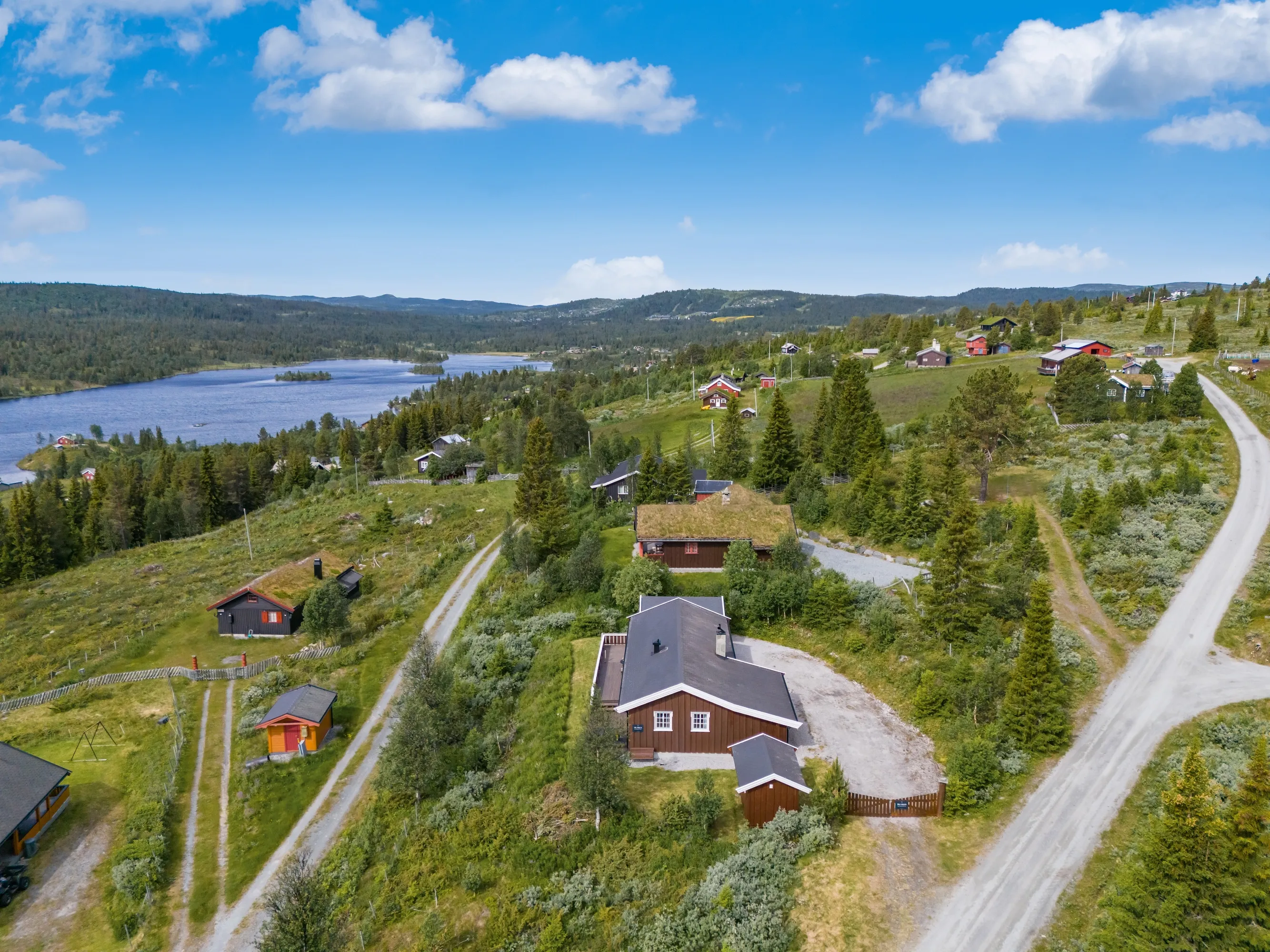 Norskt lanthus från 1990-talet med trädgård och terrass i Myking - Visa bild 48 av 48