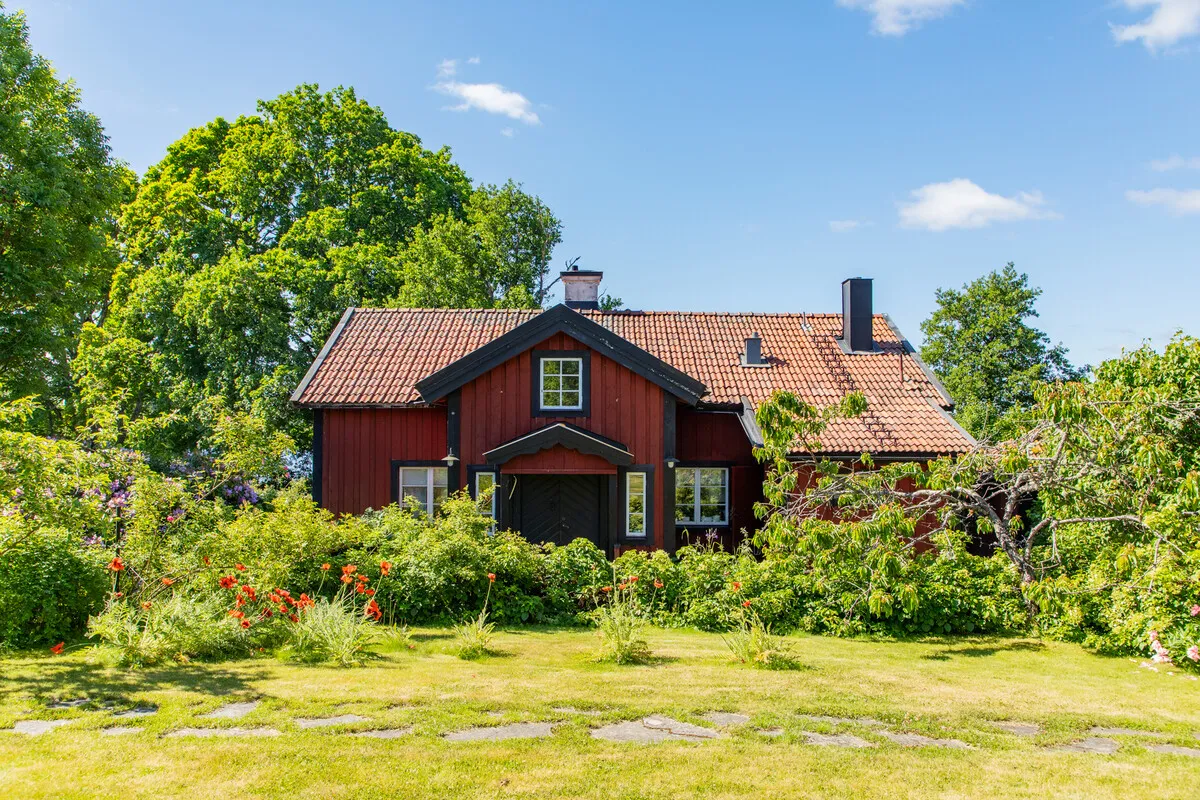 Historic 4-Bedroom Farmhouse with Expansive Land and Private Jetty in Väddö - View image 6 of 64
