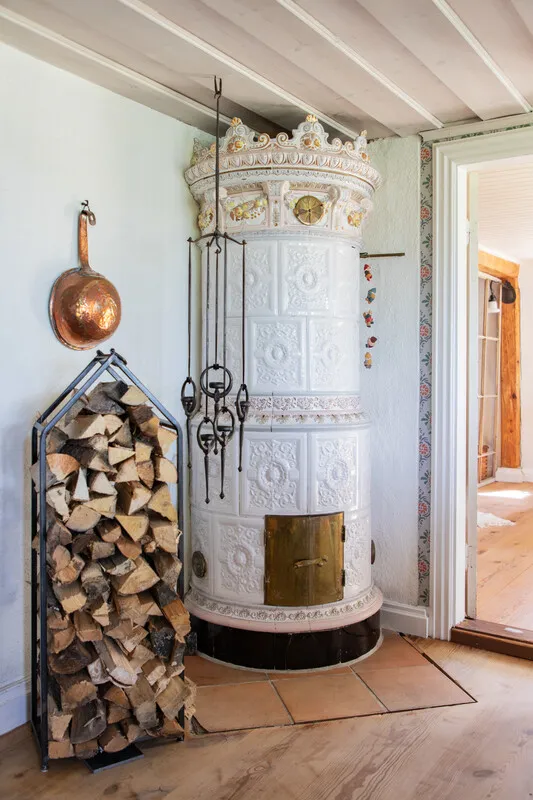 Historic 4-Bedroom Farmhouse with Expansive Land and Private Jetty in Väddö - View image 7 of 64