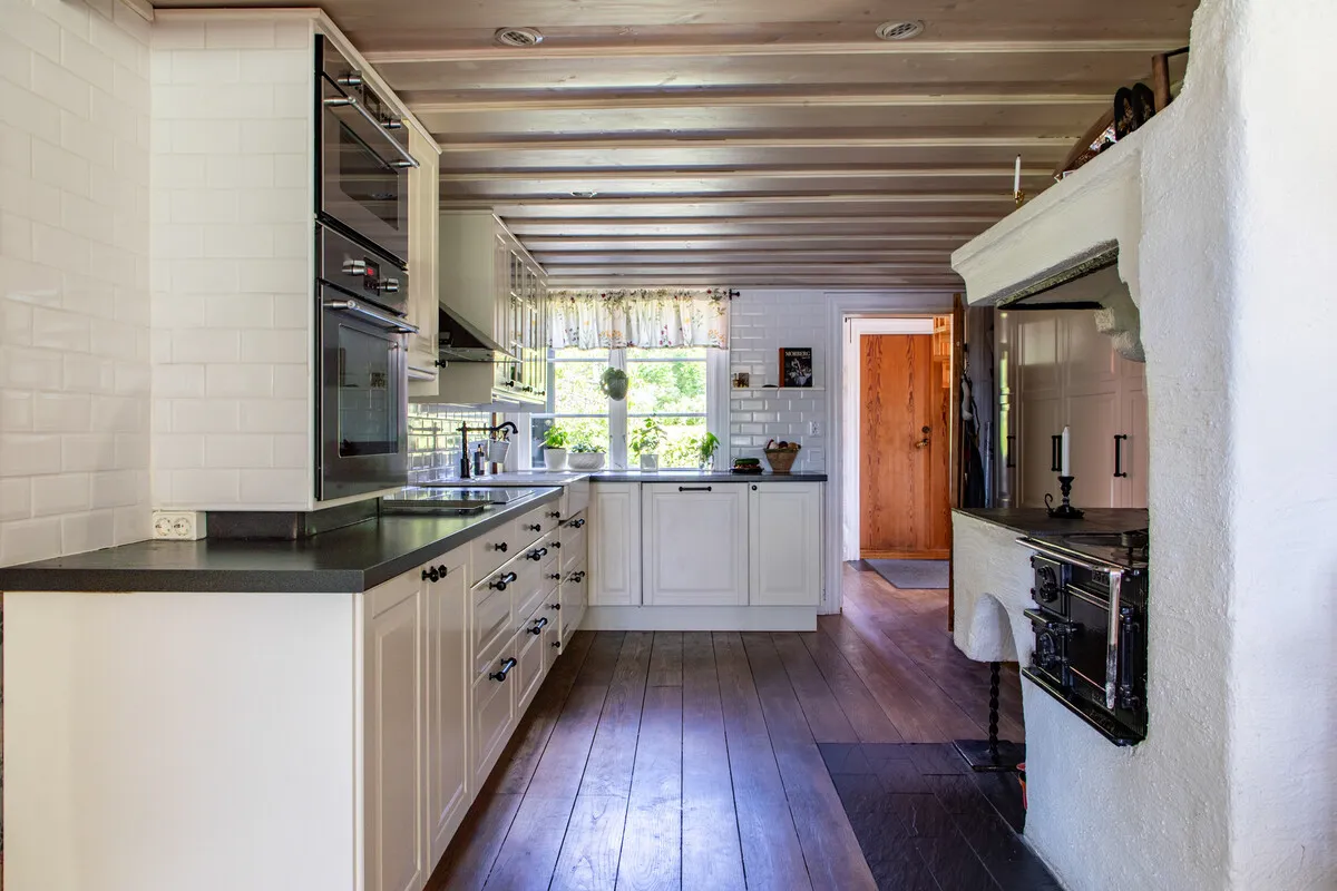 Historic 4-Bedroom Farmhouse with Expansive Land and Private Jetty in Väddö - View image 12 of 64