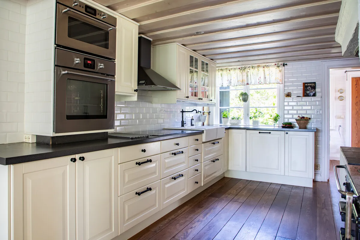 Historic 4-Bedroom Farmhouse with Expansive Land and Private Jetty in Väddö - View image 13 of 64