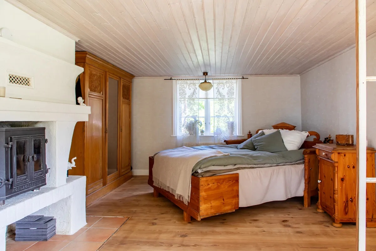 Historic 4-Bedroom Farmhouse with Expansive Land and Private Jetty in Väddö - View image 15 of 64