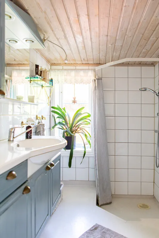 Historic 4-Bedroom Farmhouse with Expansive Land and Private Jetty in Väddö - View image 17 of 64