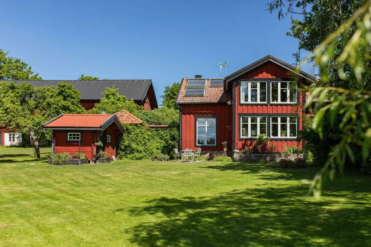 Historic 4-Bedroom Farmhouse with Expansive Land and Private Jetty in Väddö - View image 25 of 64