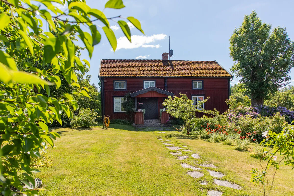 Historic 4-Bedroom Farmhouse with Expansive Land and Private Jetty in Väddö - View image 26 of 64