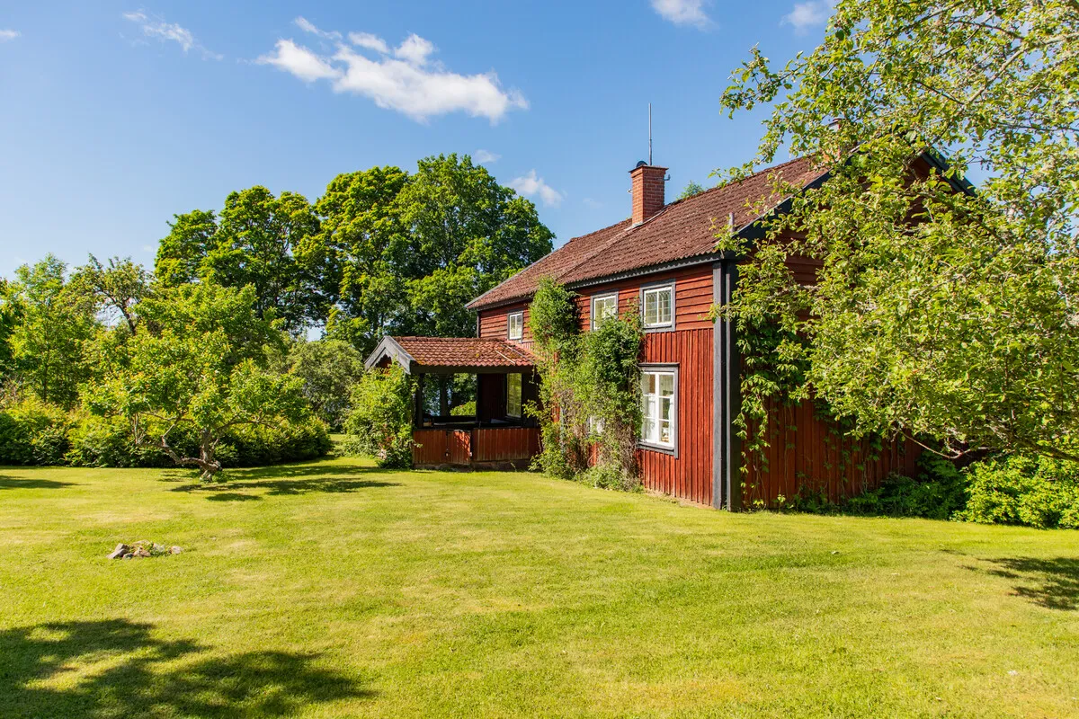 Historic 4-Bedroom Farmhouse with Expansive Land and Private Jetty in Väddö - View image 27 of 64