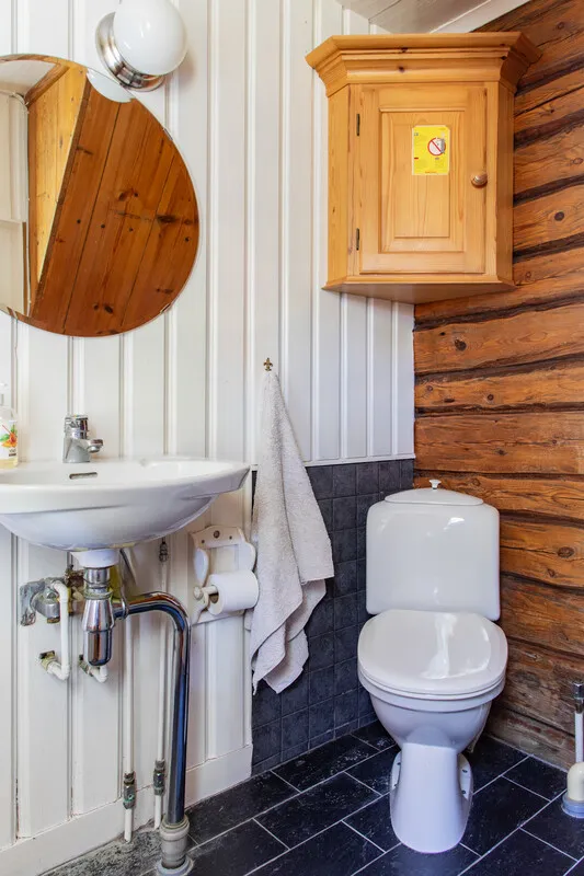 Historic 4-Bedroom Farmhouse with Expansive Land and Private Jetty in Väddö - View image 35 of 64