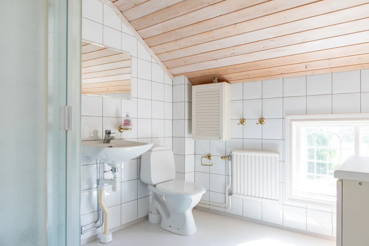 Historic 4-Bedroom Farmhouse with Expansive Land and Private Jetty in Väddö - View image 41 of 64