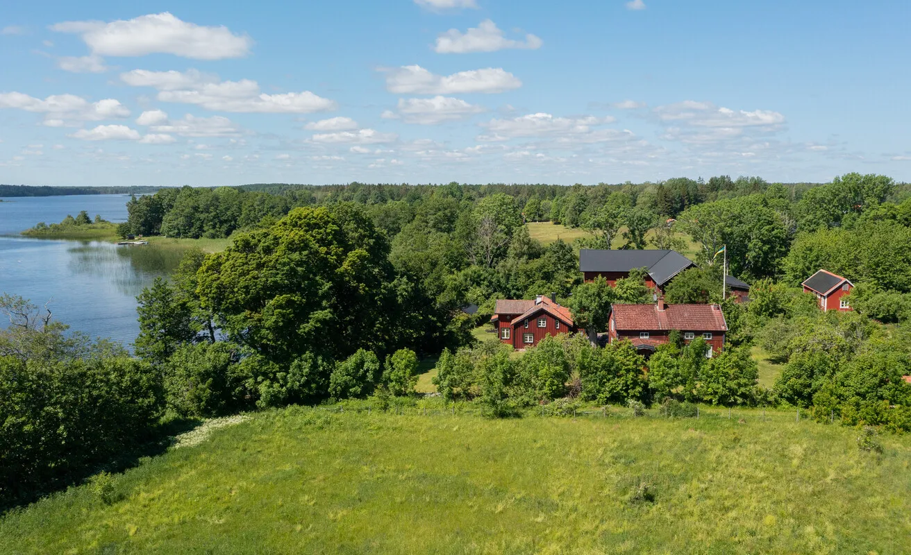Historic 4-Bedroom Farmhouse with Expansive Land and Private Jetty in Väddö - View image 61 of 64