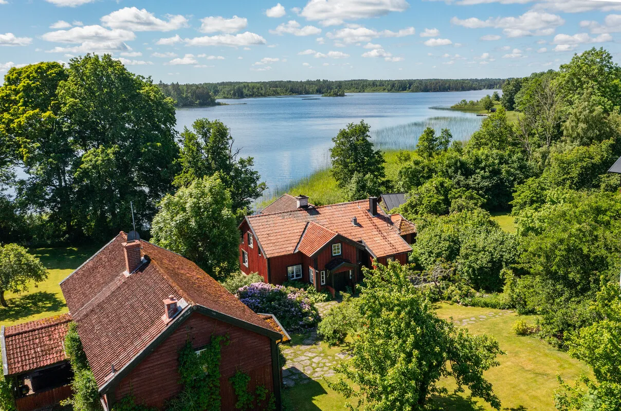 Historic 4-Bedroom Farmhouse with Expansive Land and Private Jetty in Väddö - View image 62 of 64