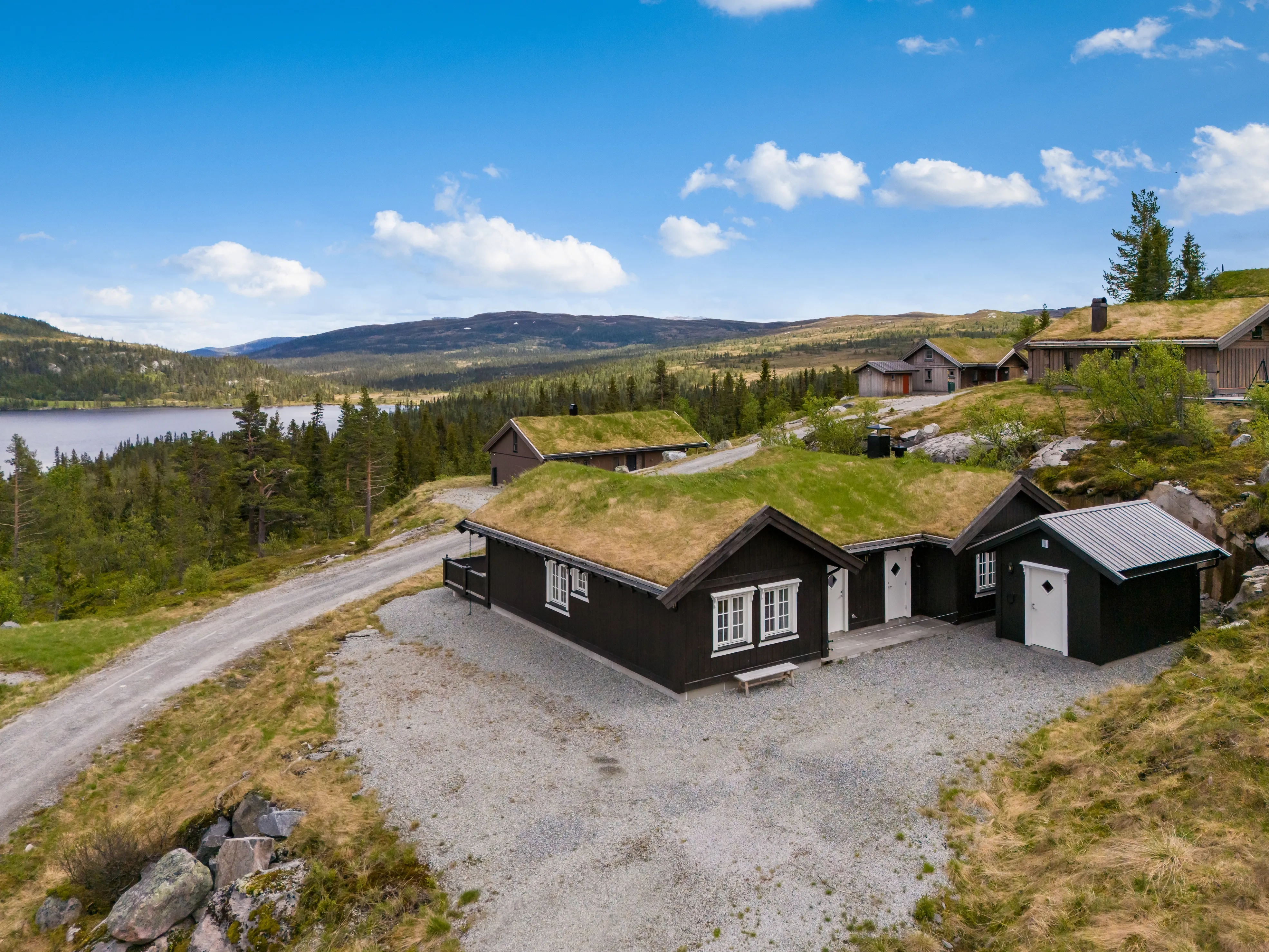 Modern 4-Bedroom Cabin with Terrace in Norway's Scenic Øvre Reinsjøfjell - View image 11 of 43