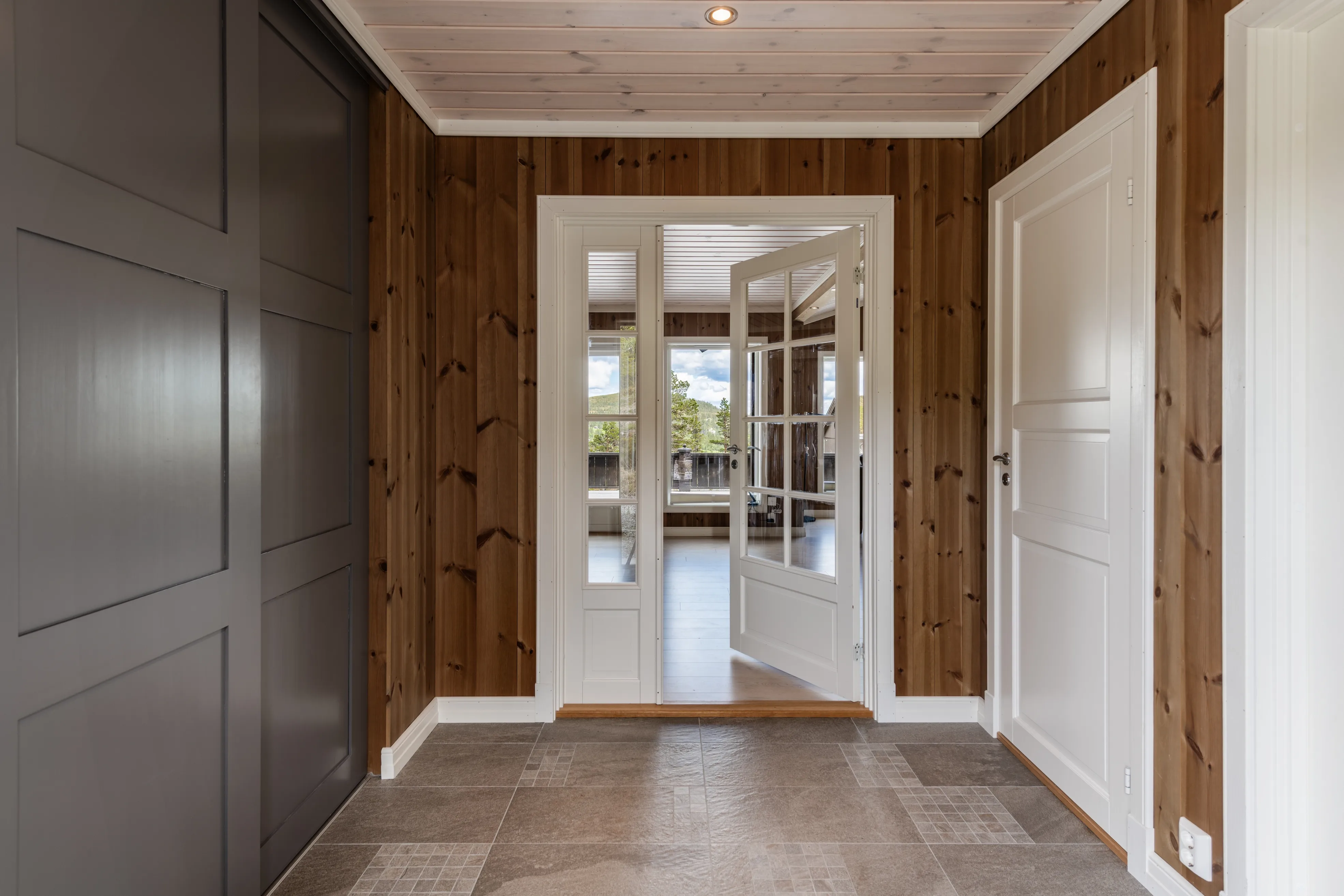 Modern 4-Bedroom Cabin with Terrace in Norway's Scenic Øvre Reinsjøfjell - View image 12 of 43