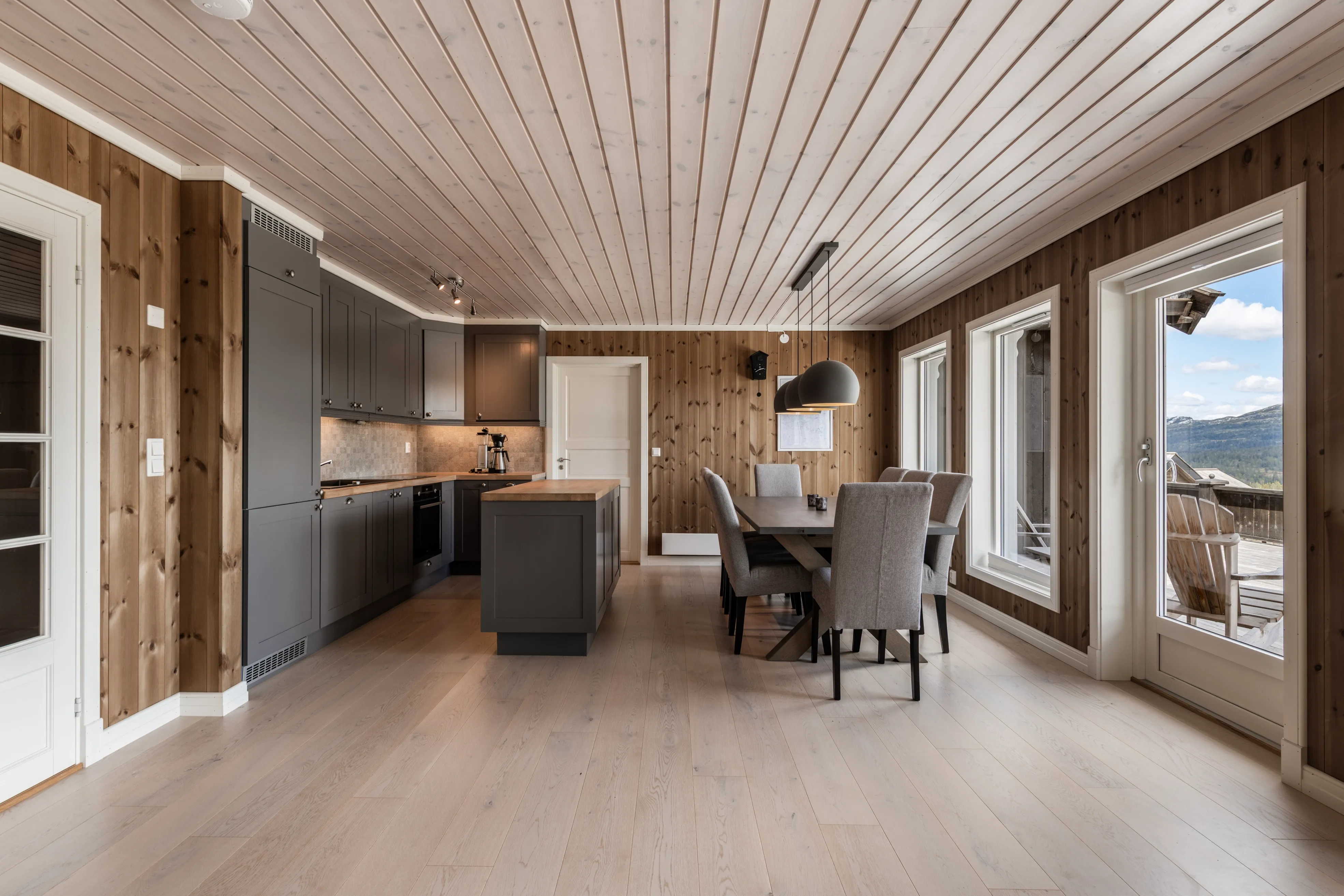 Modern 4-Bedroom Cabin with Terrace in Norway's Scenic Øvre Reinsjøfjell - View image 13 of 43