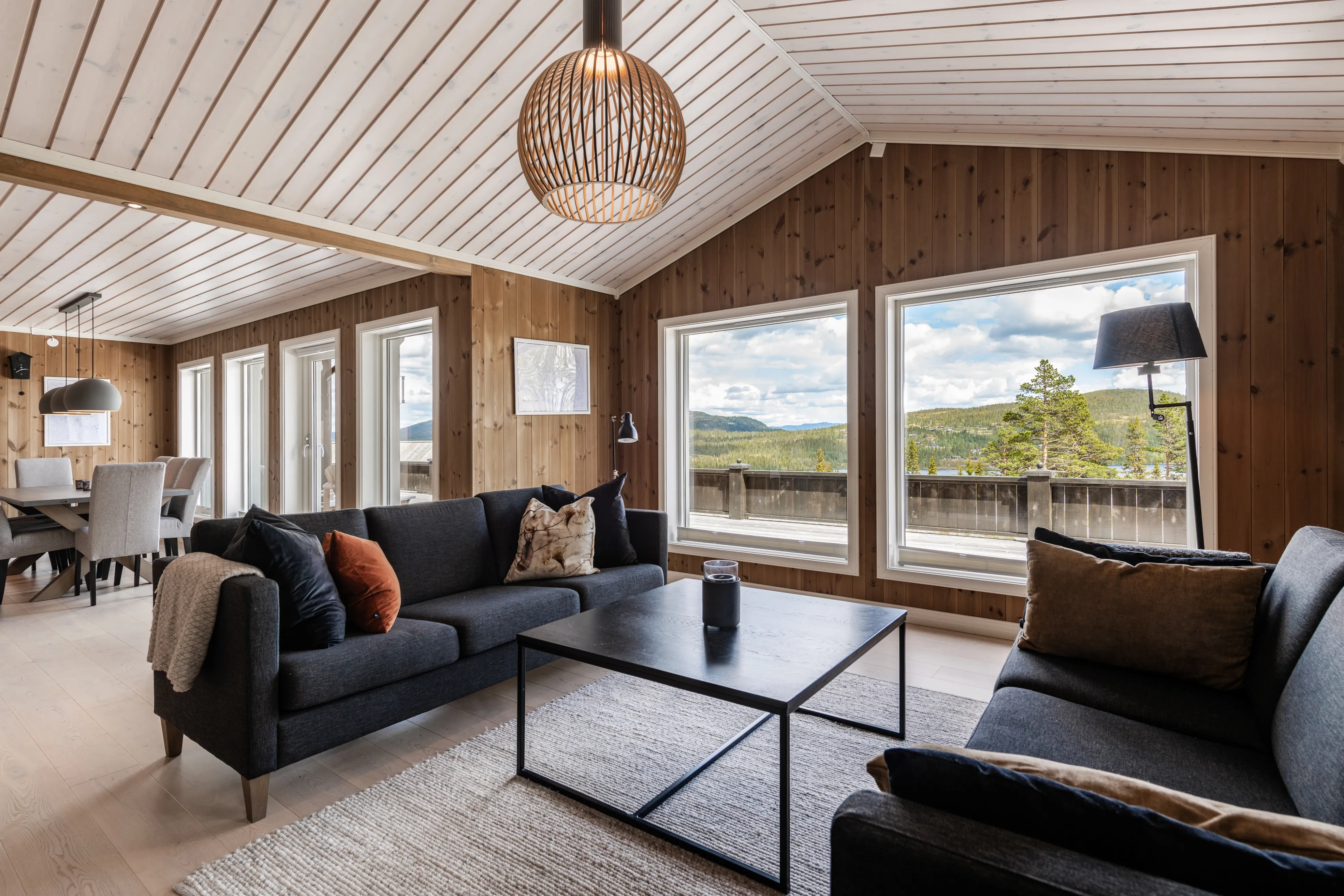 Modern 4-Bedroom Cabin with Terrace in Norway's Scenic Øvre Reinsjøfjell - View image 16 of 43