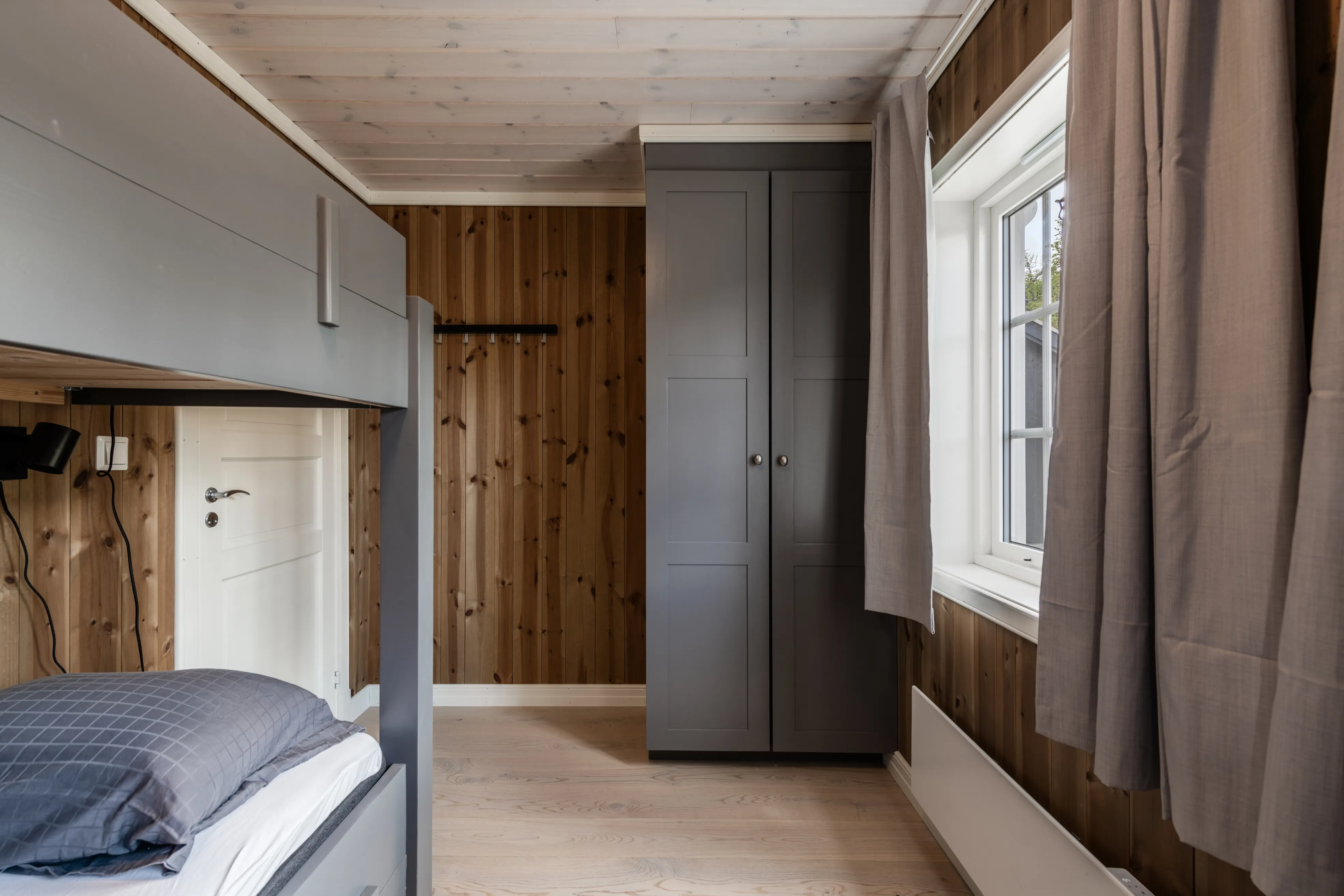 Modern 4-Bedroom Cabin with Terrace in Norway's Scenic Øvre Reinsjøfjell - View image 28 of 43