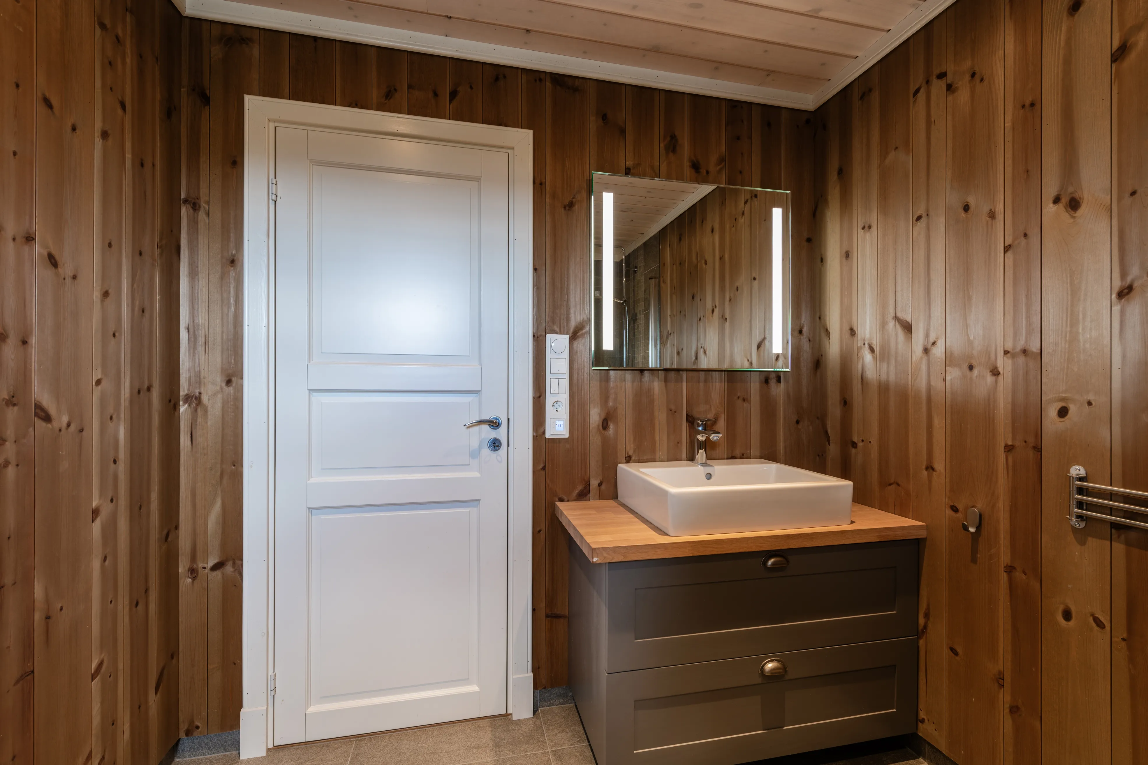 Modern 4-Bedroom Cabin with Terrace in Norway's Scenic Øvre Reinsjøfjell - View image 35 of 43