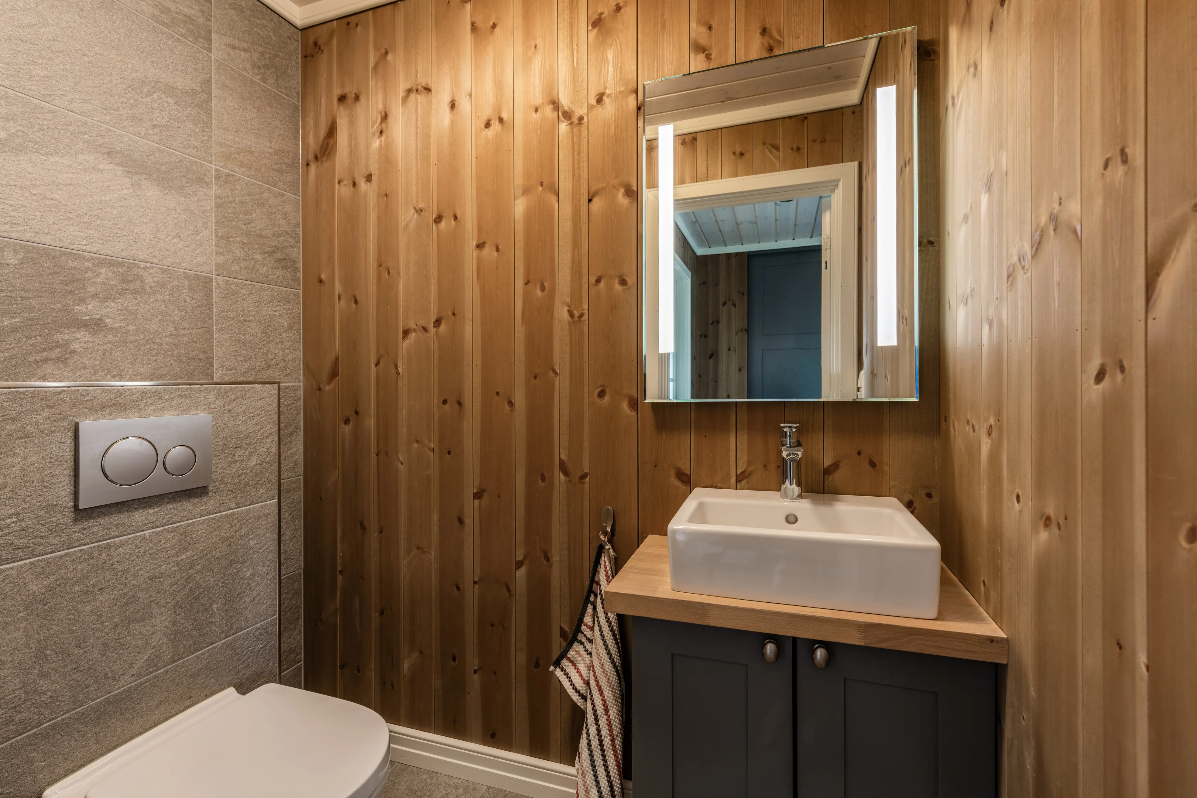Modern 4-Bedroom Cabin with Terrace in Norway's Scenic Øvre Reinsjøfjell - View image 36 of 43