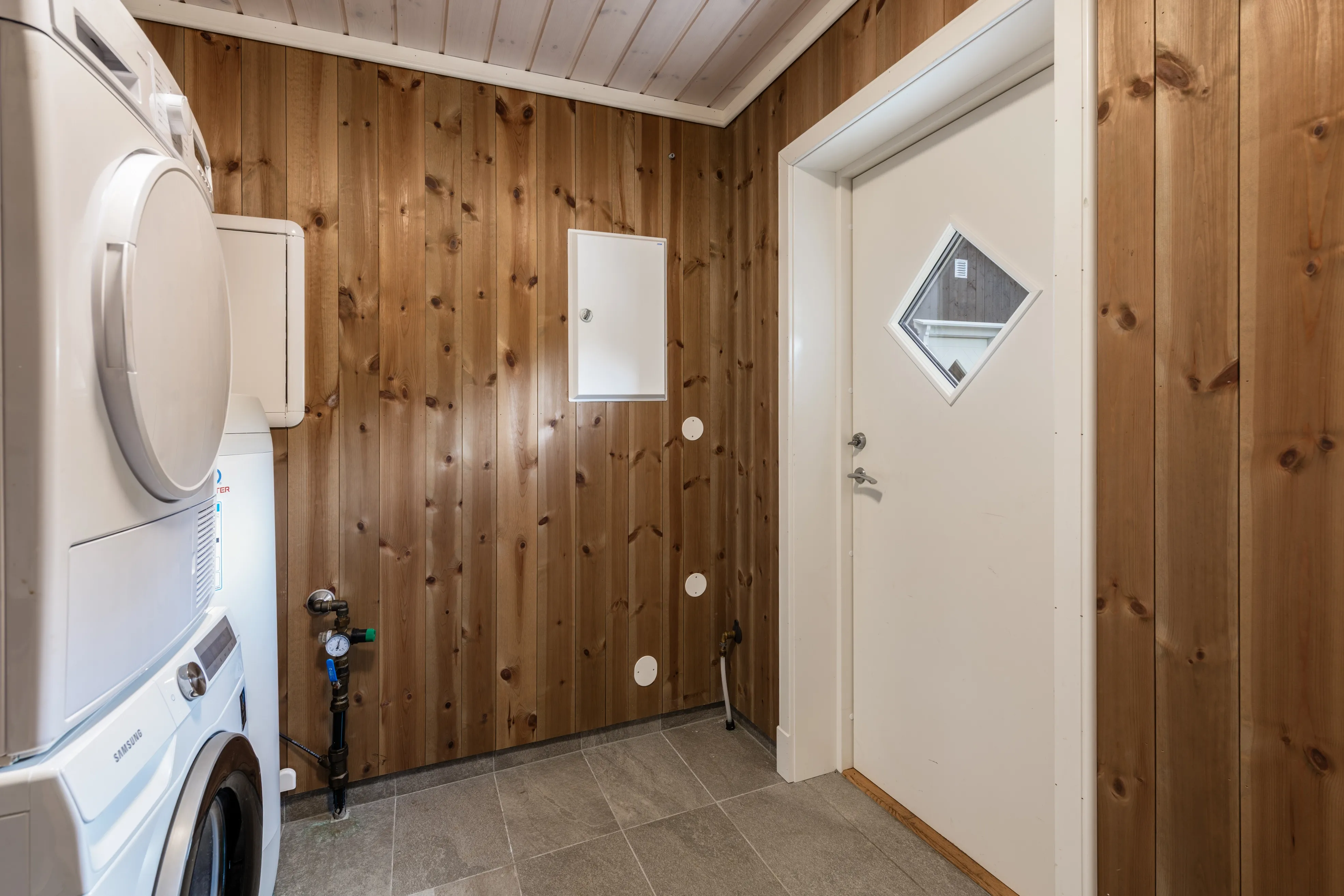 Modern 4-Bedroom Cabin with Terrace in Norway's Scenic Øvre Reinsjøfjell - View image 39 of 43