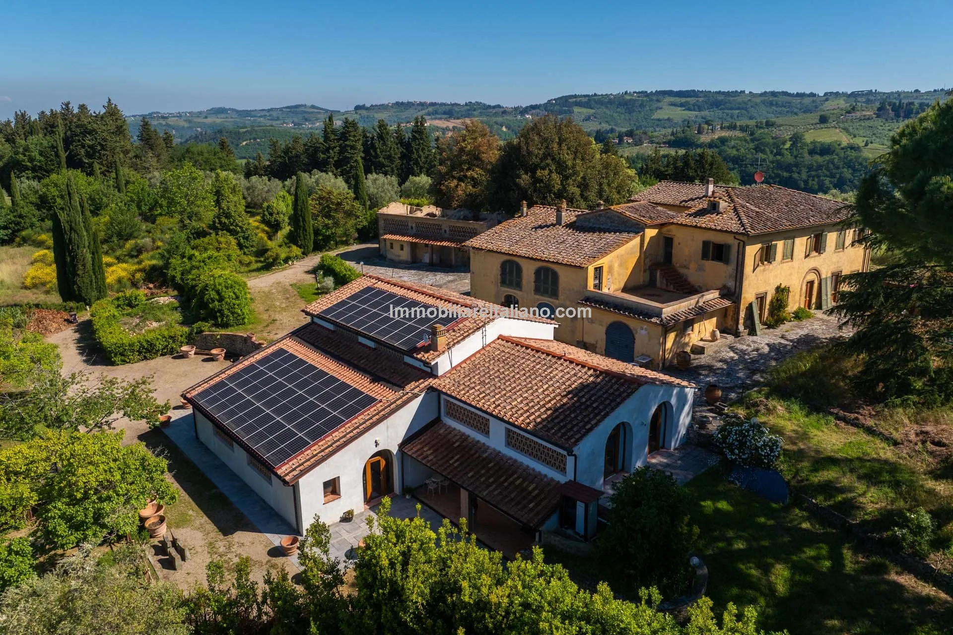 Spacious Tuscan Farmhouse with Restoration Potential in Chianti Hills - Image 1