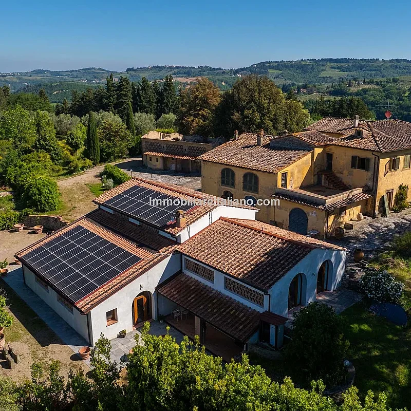 Rummeligt toscansk landsted med potentiale for renovering i Chianti-bakkerne