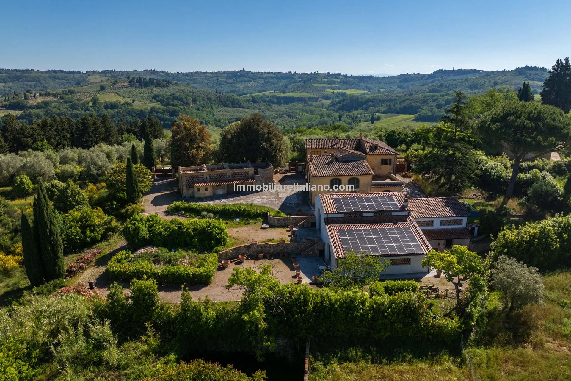 Spacious Tuscan Farmhouse with Restoration Potential in Chianti Hills - Image 2